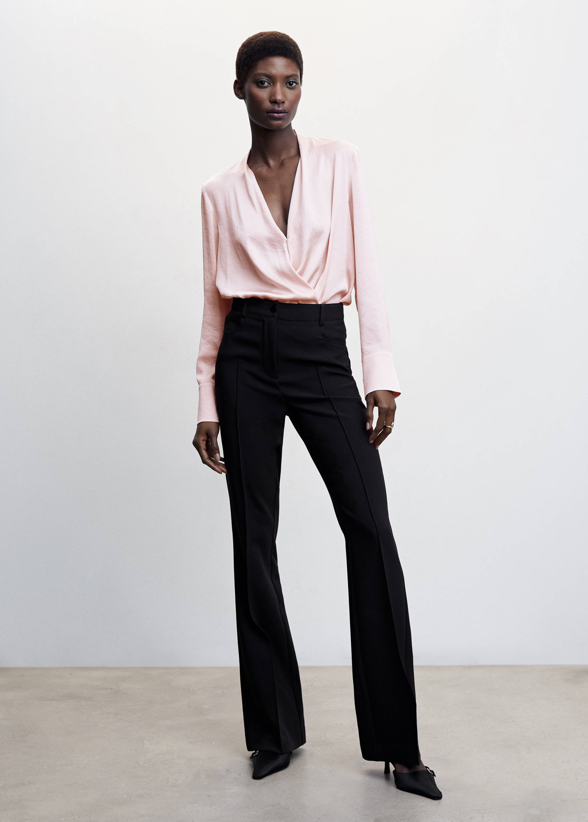 Blusa cruzada satinada - Plano general