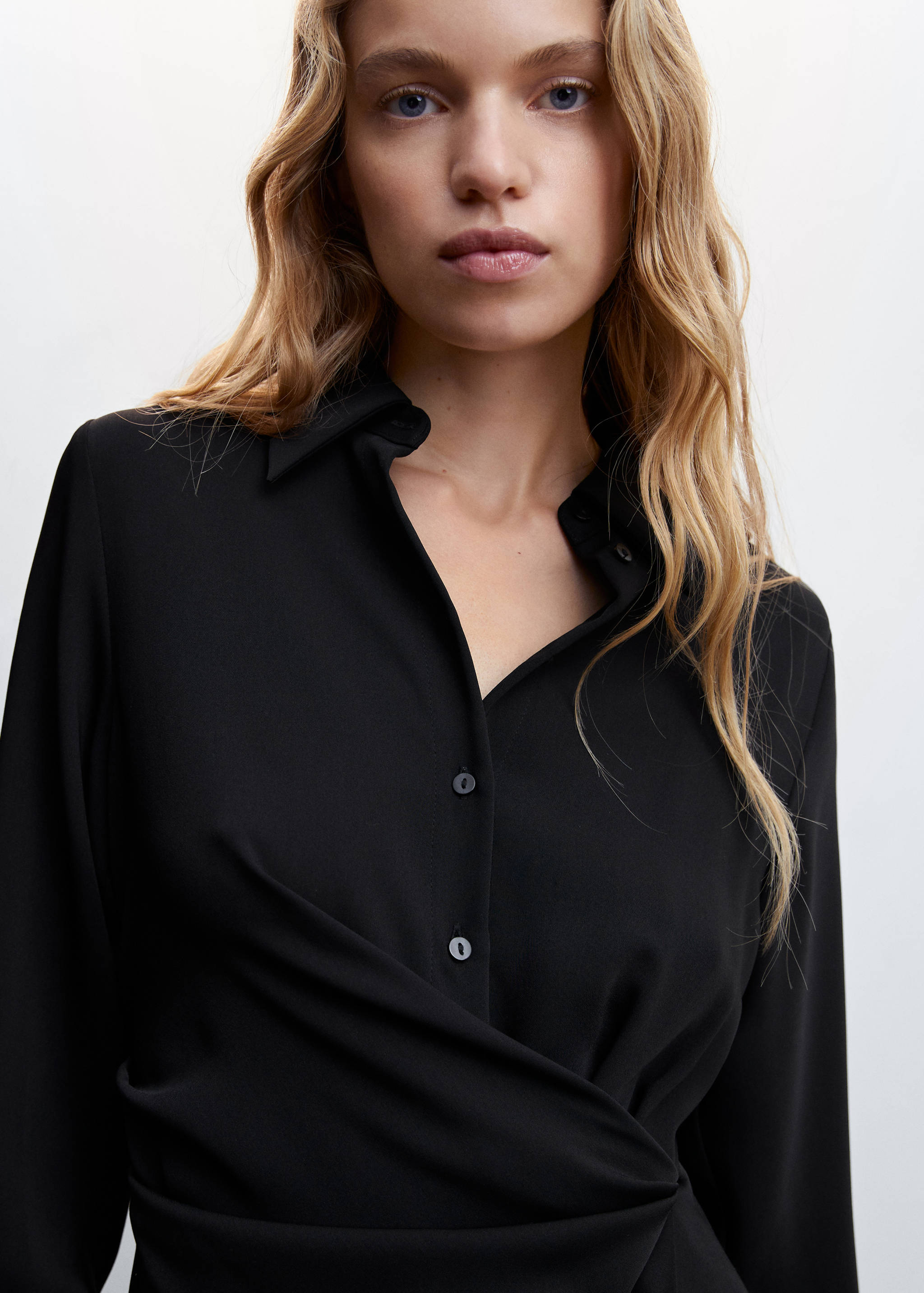 Vestido negro cuello camisero fruncido - Detalle del artículo 1