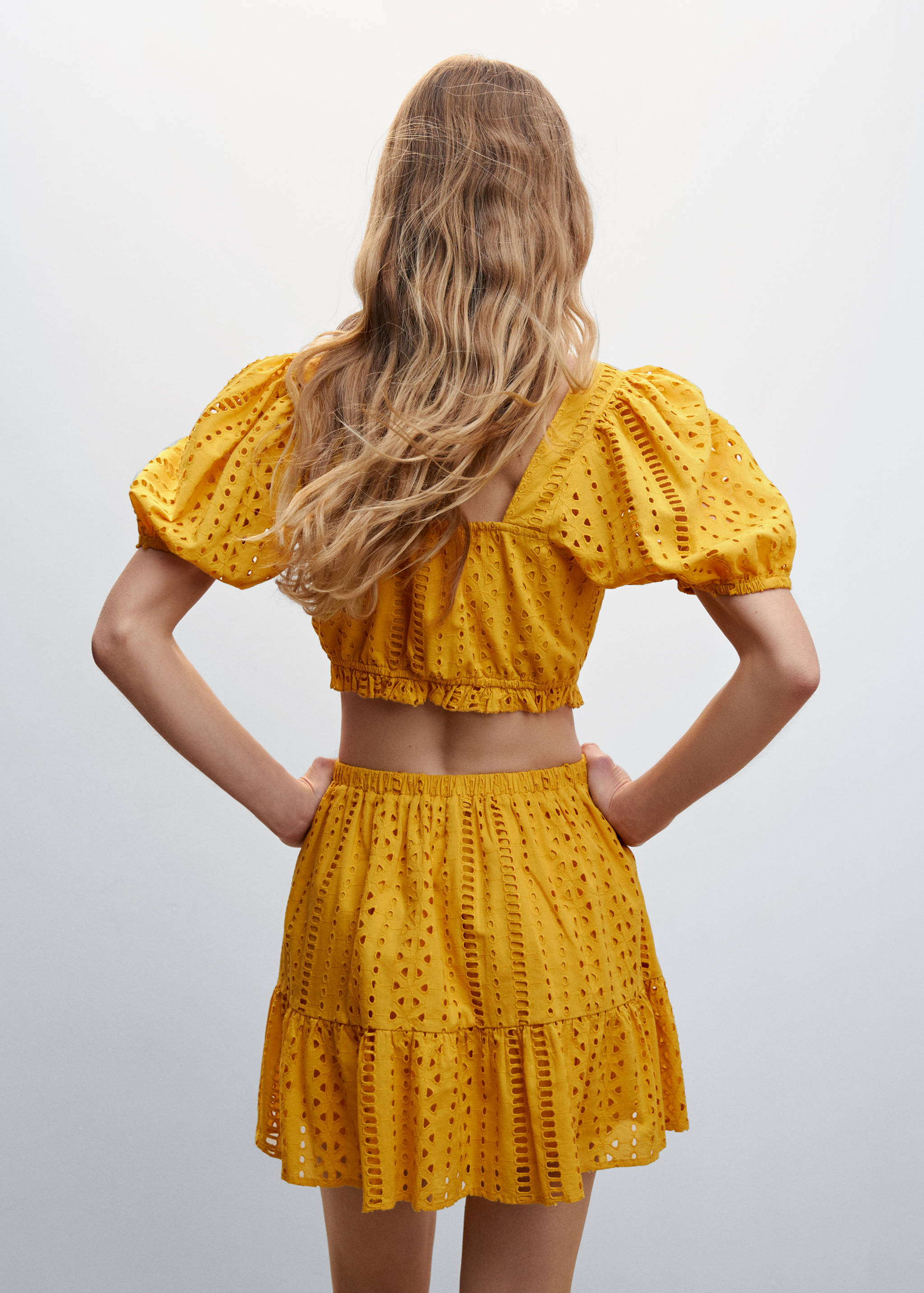 Laser-cut details top - Reverse of the article