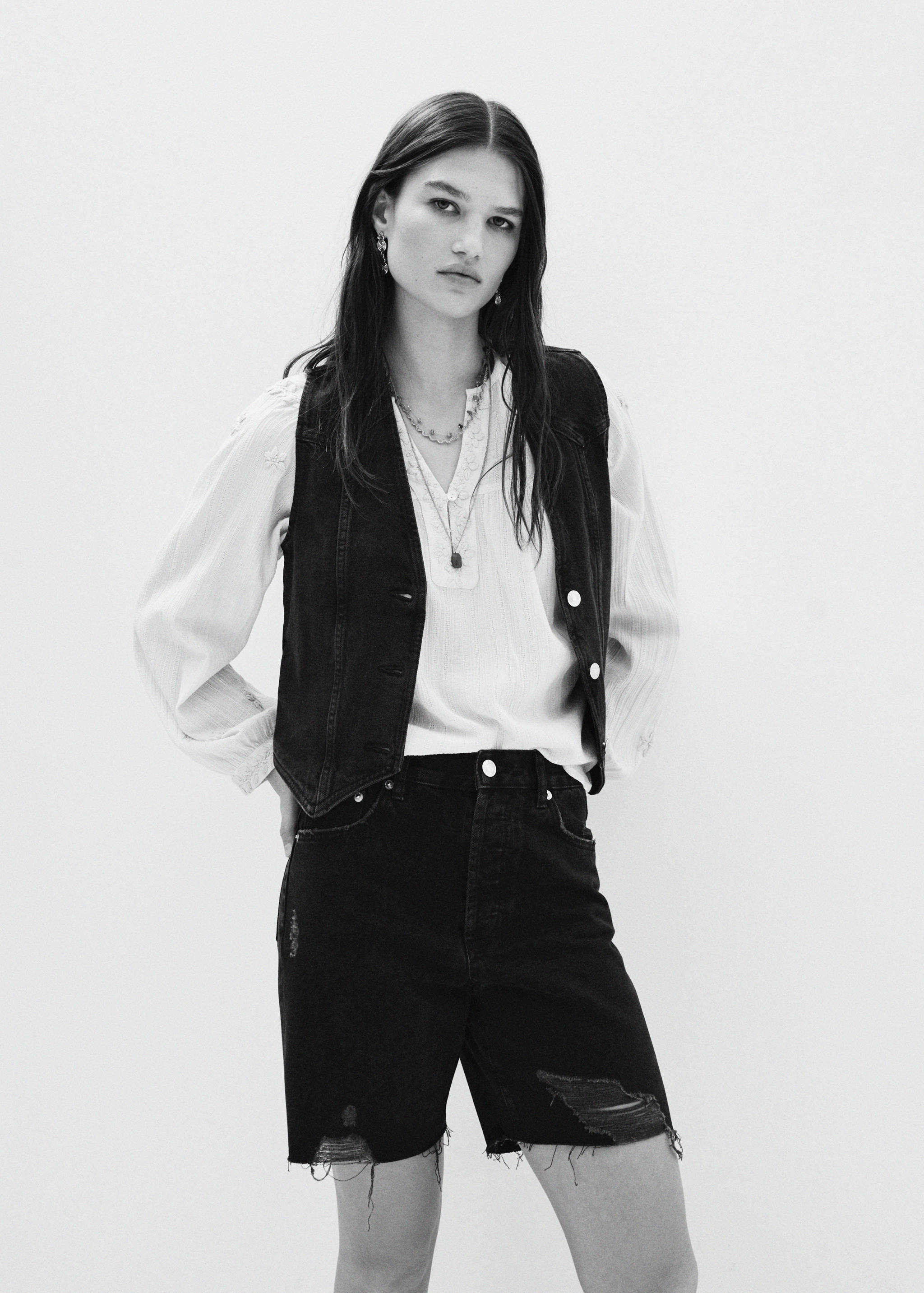 Blusa bordada manga abullonada - Plano medio