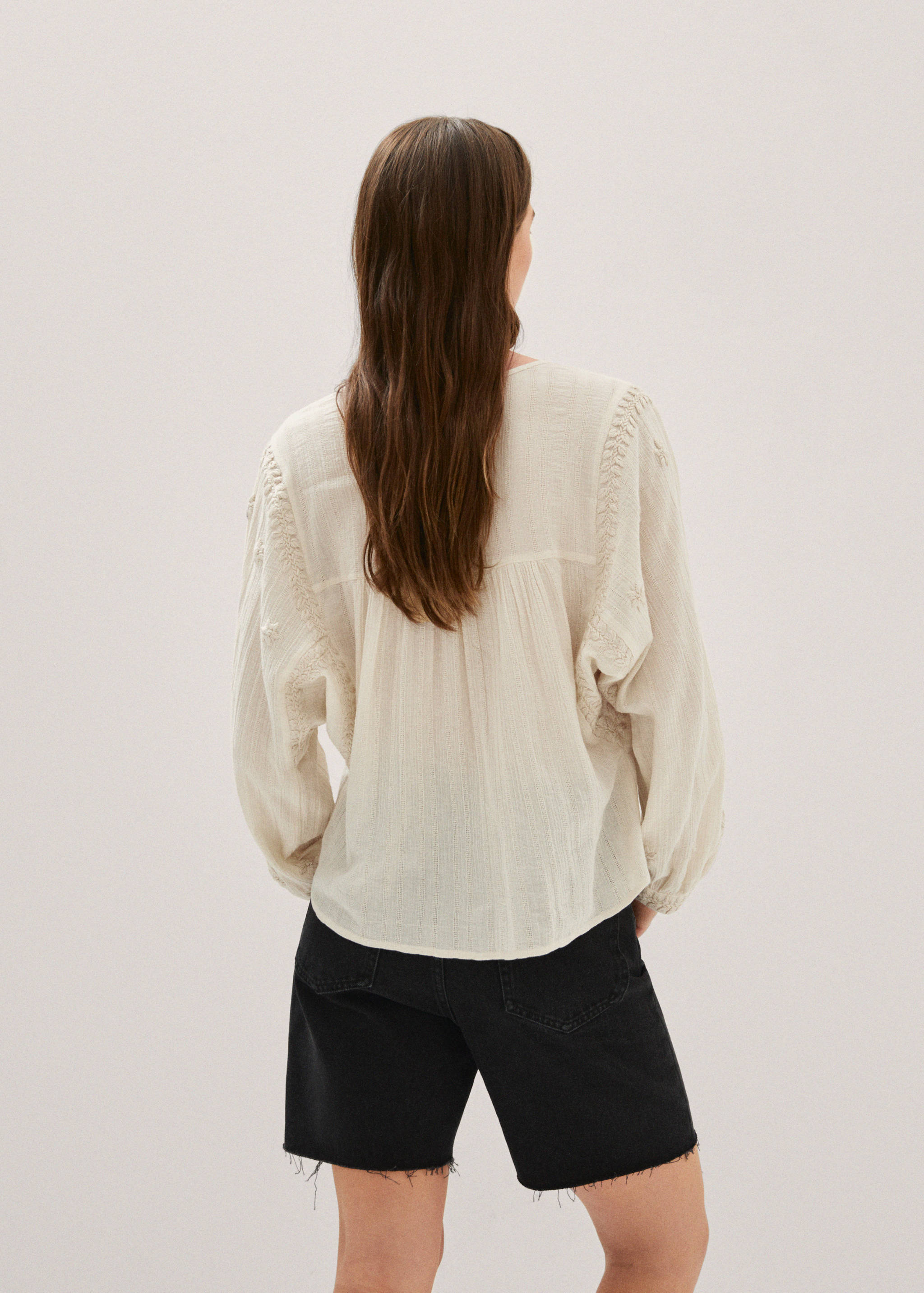 Blusa bordada manga abullonada - Reverso del artículo