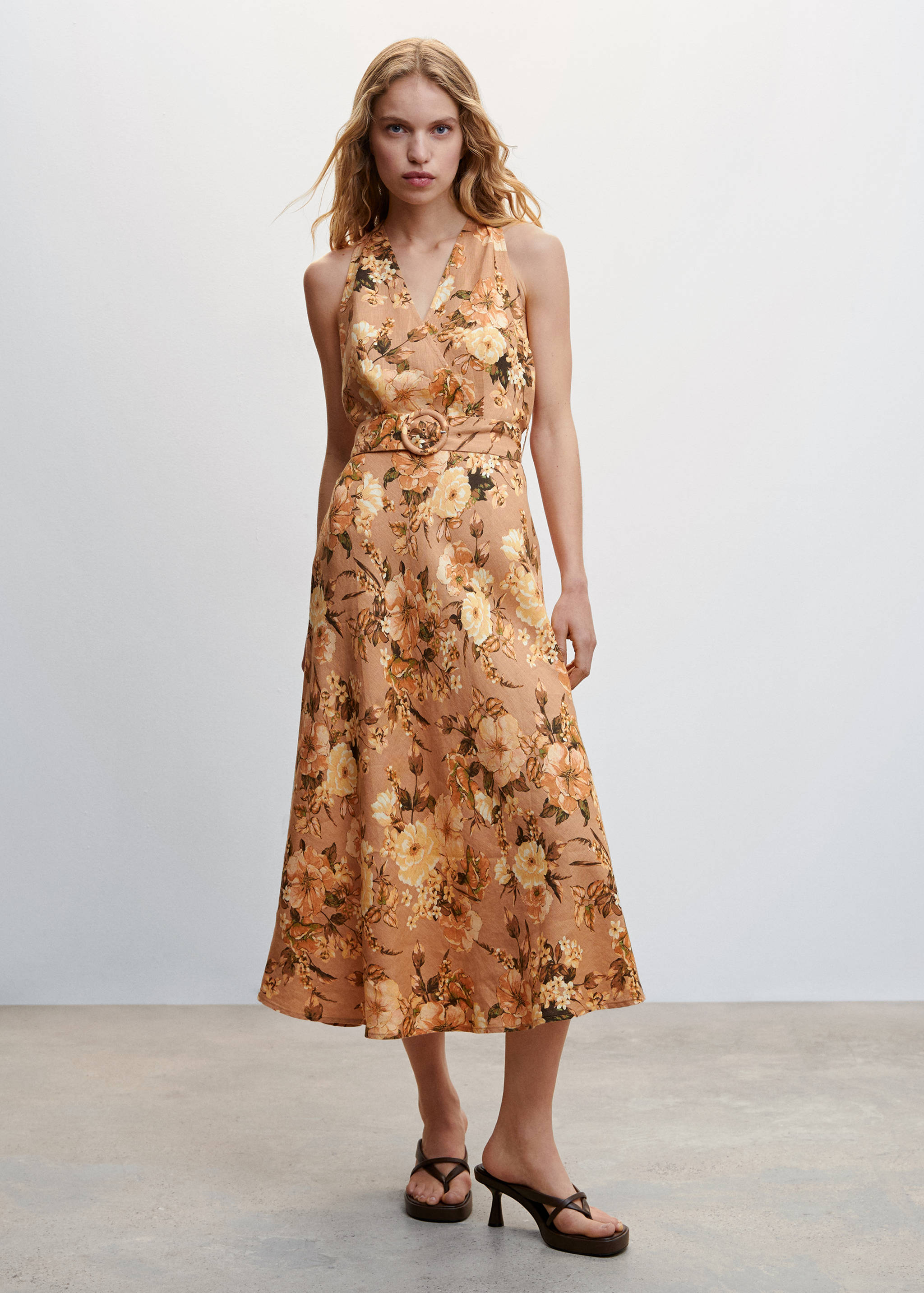 Vestido de linho às flores - Plano geral