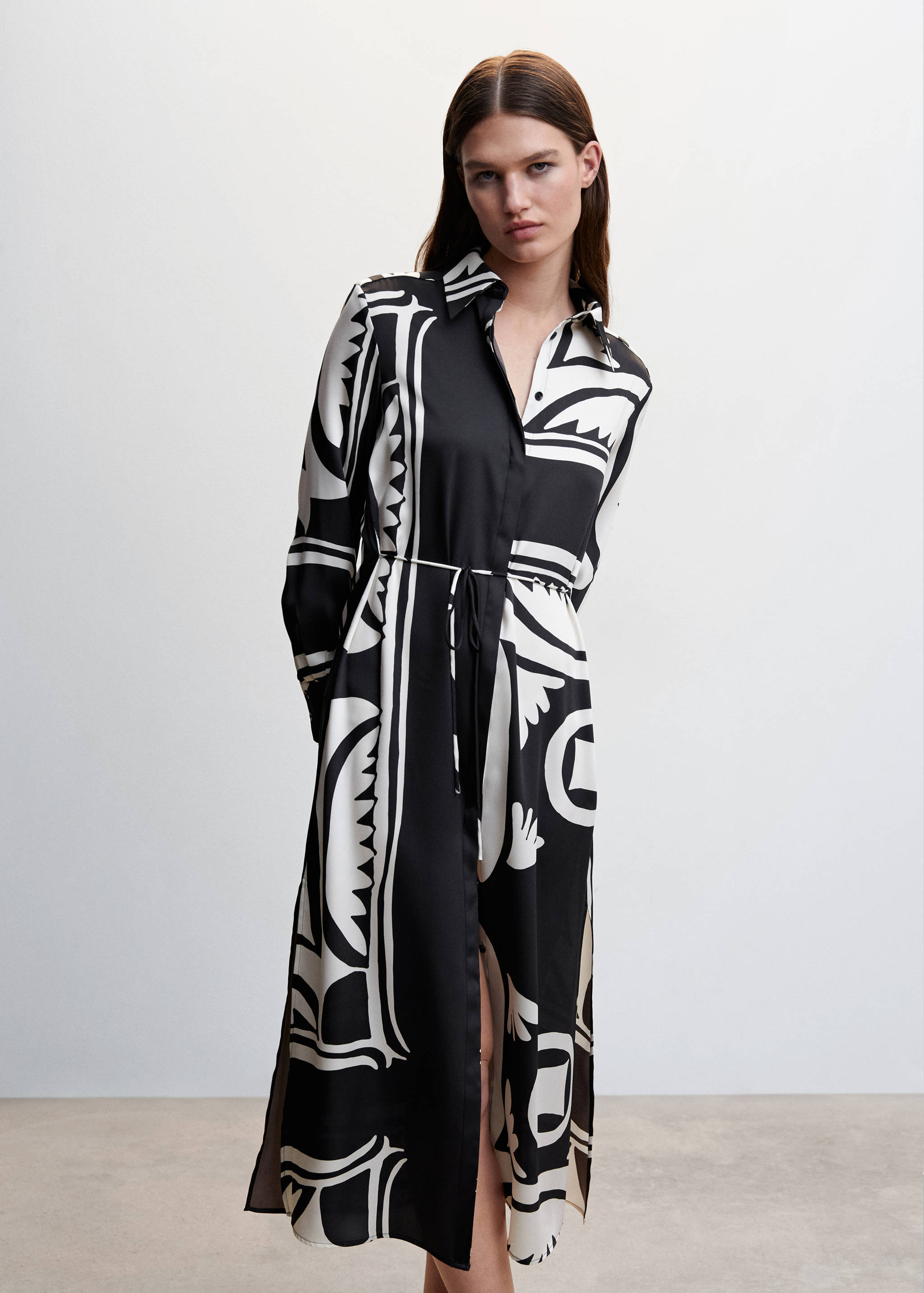 Robe chemisier satinée - Plan moyen