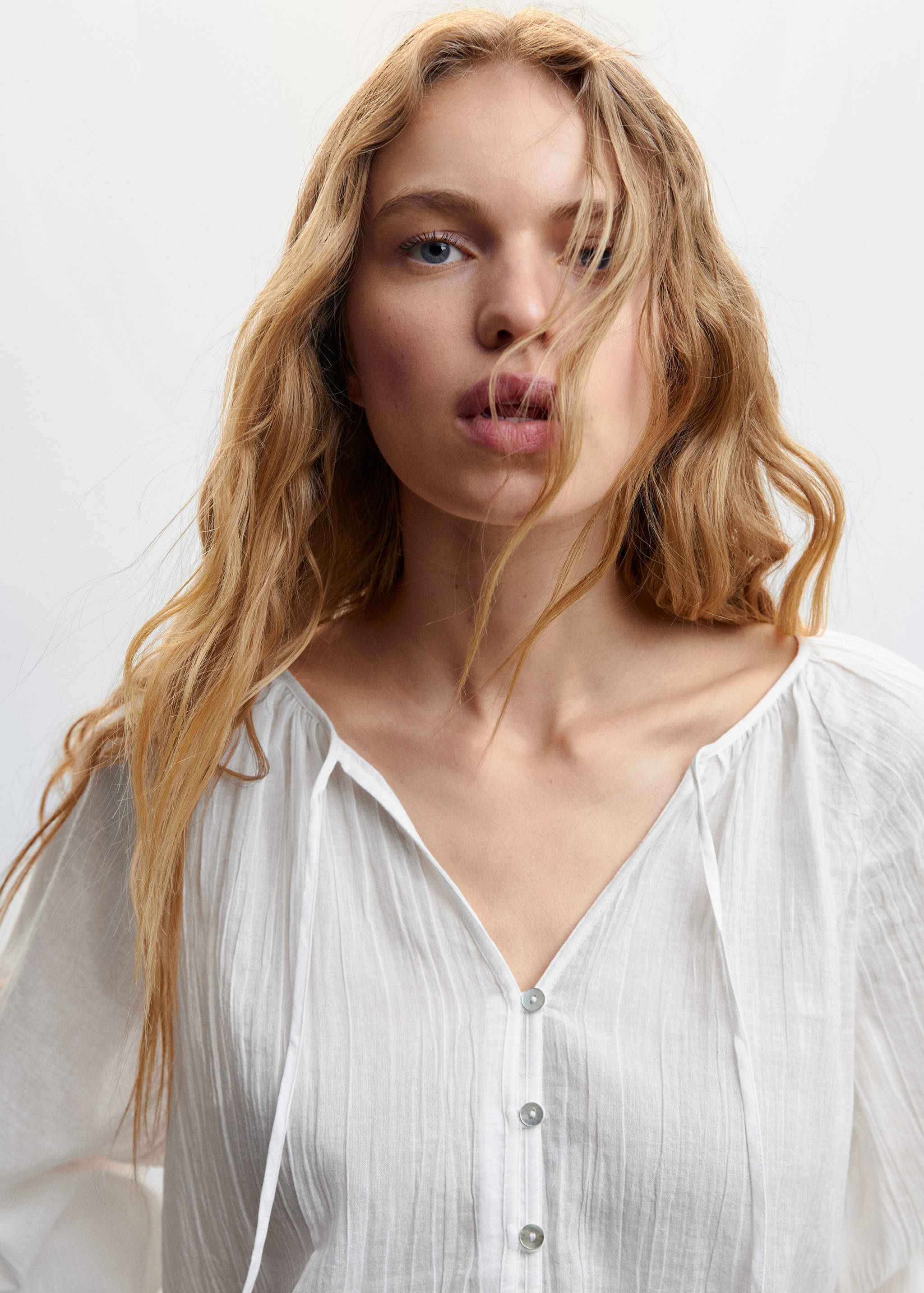 Buttoned textured blouse - Details of the article 1