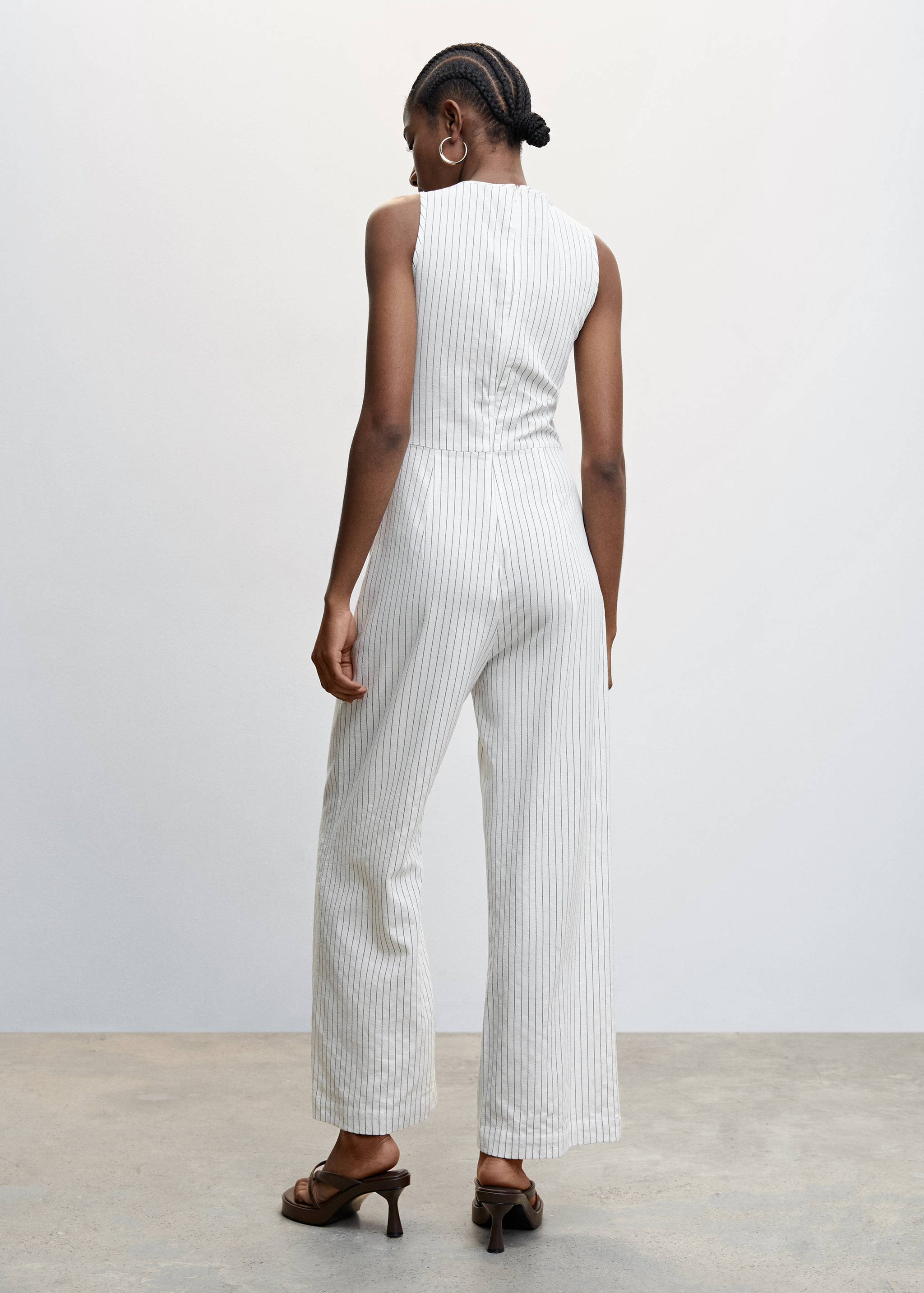 Gestreifter Jumpsuit mit Knotendetail - Rückseite des Artikels