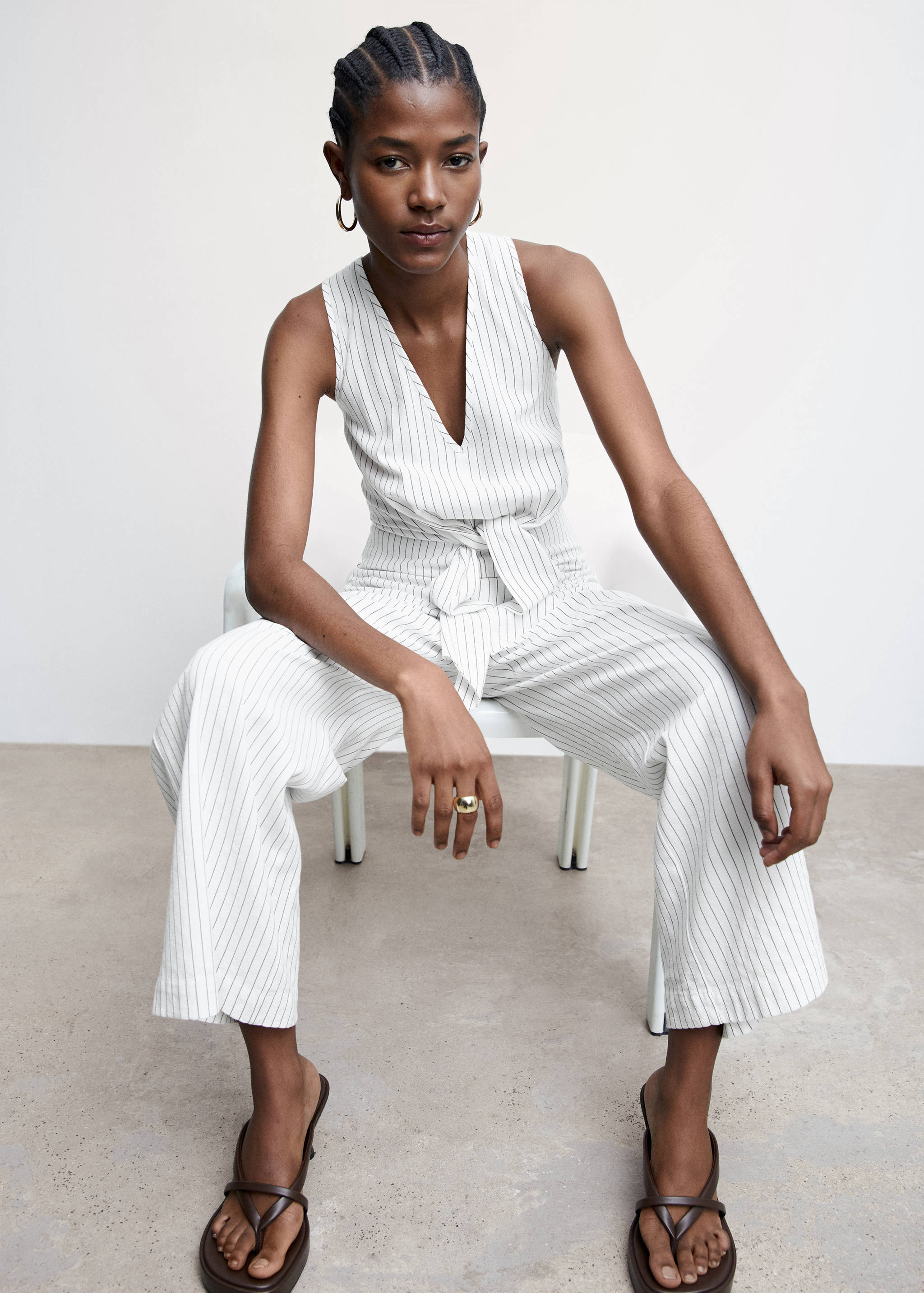 Gestreifter Jumpsuit mit Knotendetail - Detail des Artikels 2