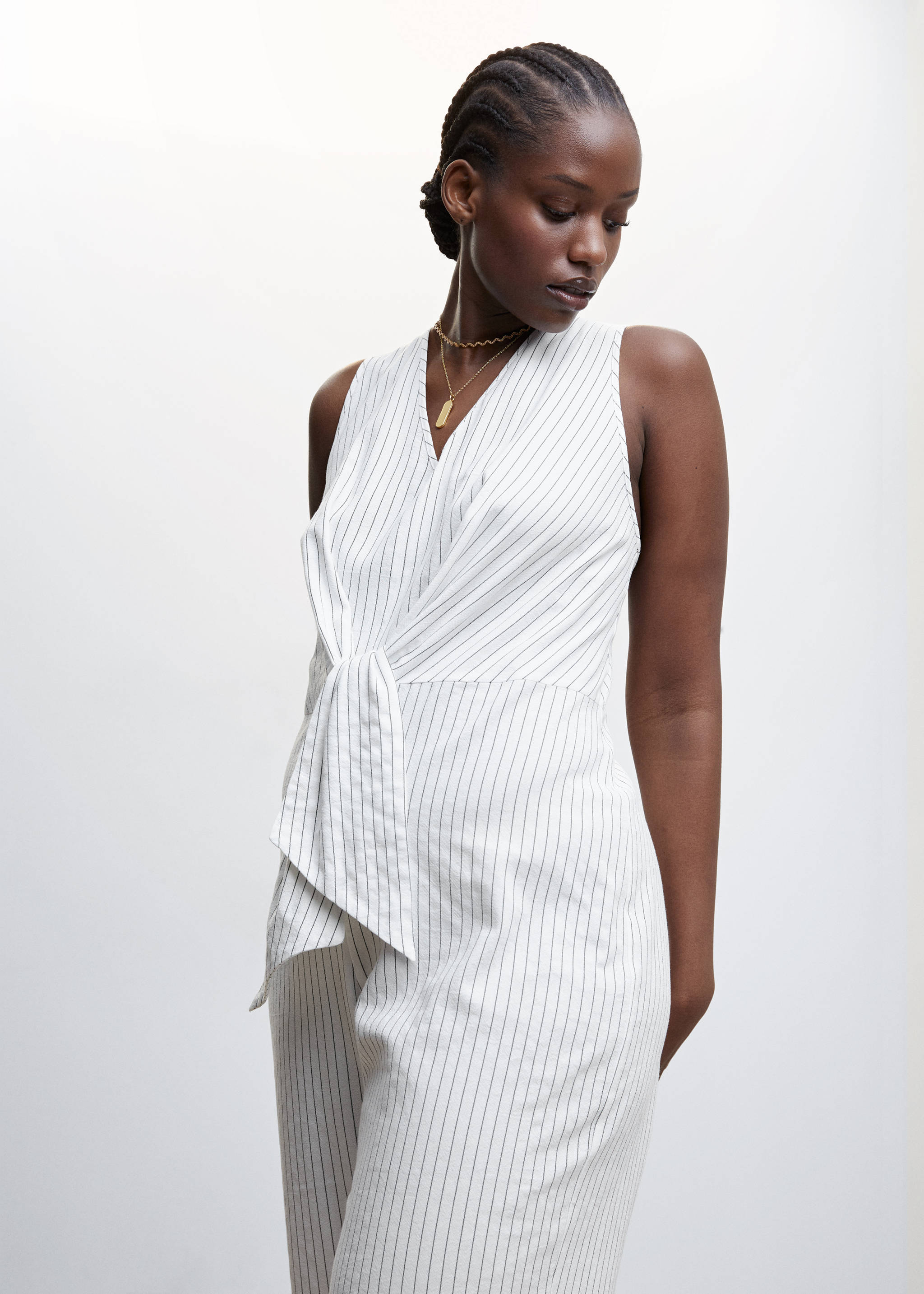 Gestreifter Jumpsuit mit Knotendetail - Detail des Artikels 5