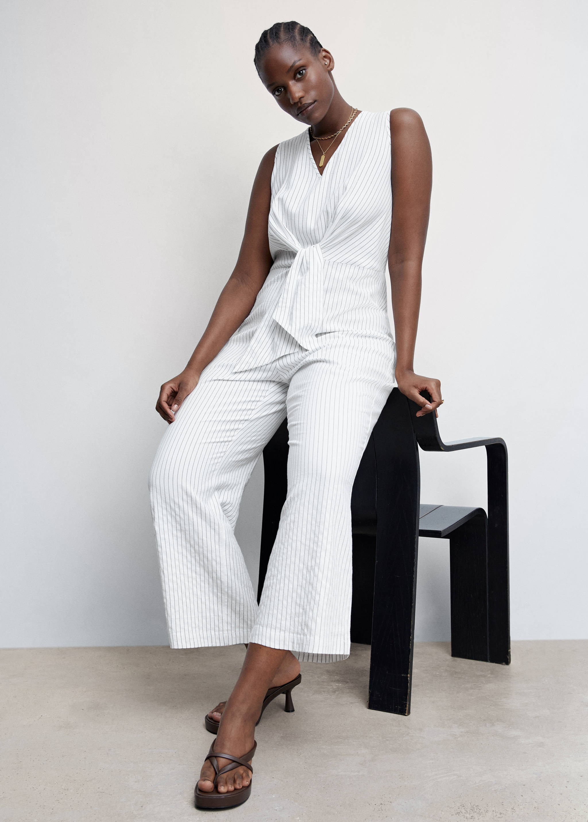 Gestreifter Jumpsuit mit Knotendetail - Detail des Artikels 4