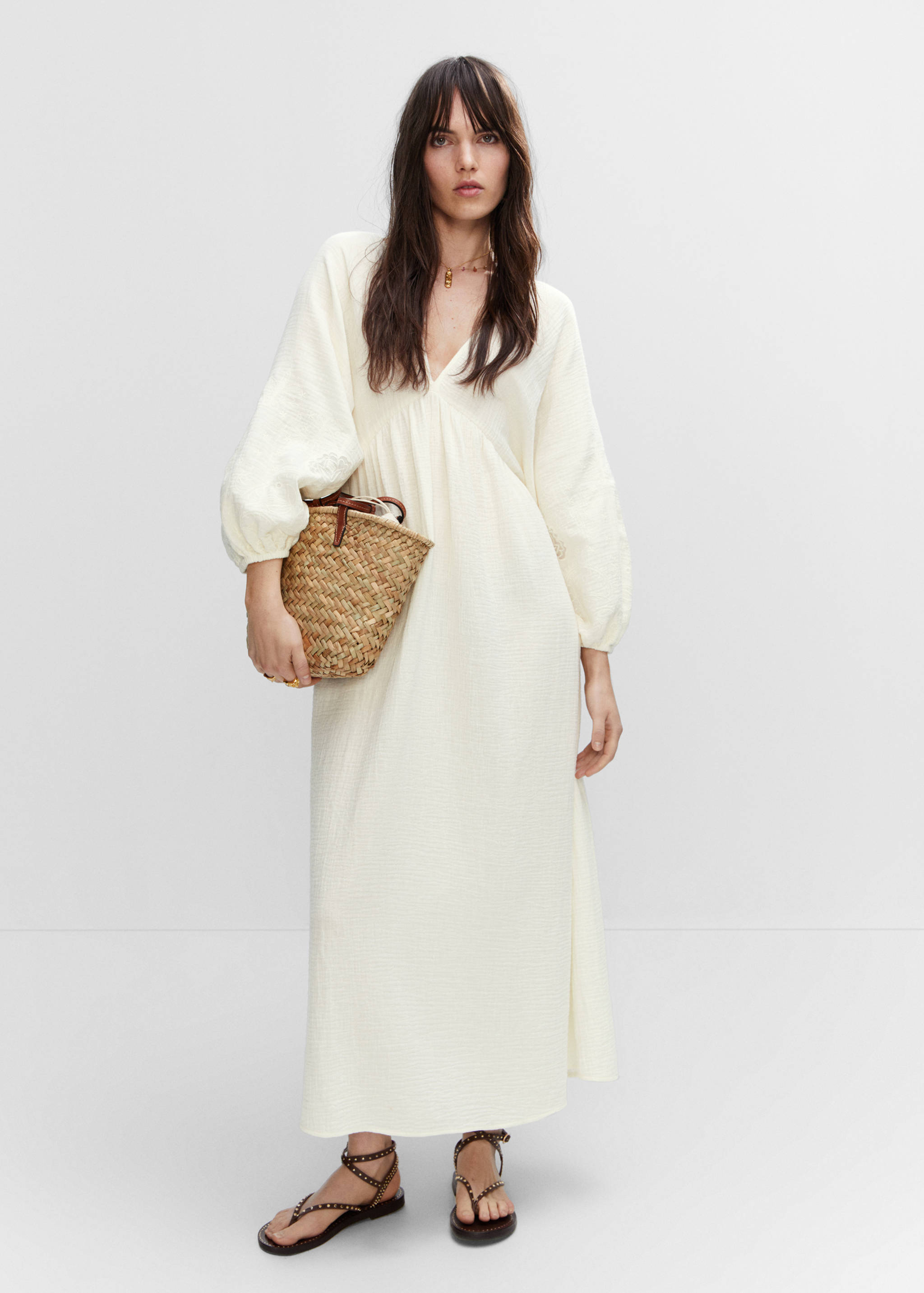 Rückenfreies Kleid mit Stickereien - Allgemeine Ansicht