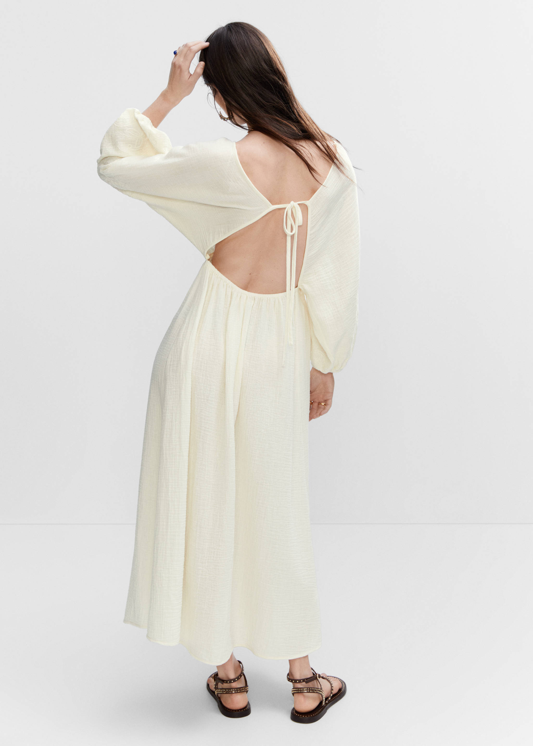 Rückenfreies Kleid mit Stickereien - Rückseite des Artikels