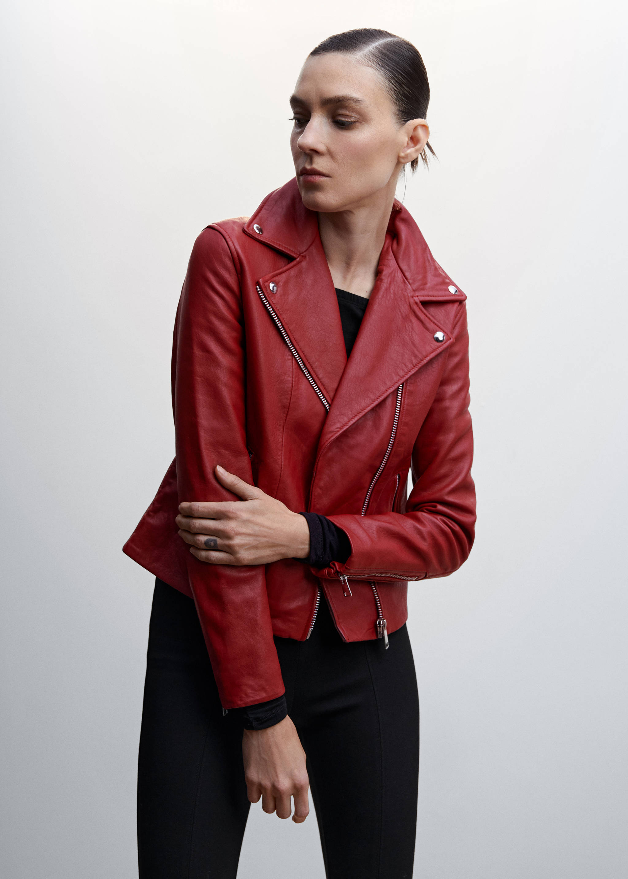 Blouson biker en cuir - Plan moyen