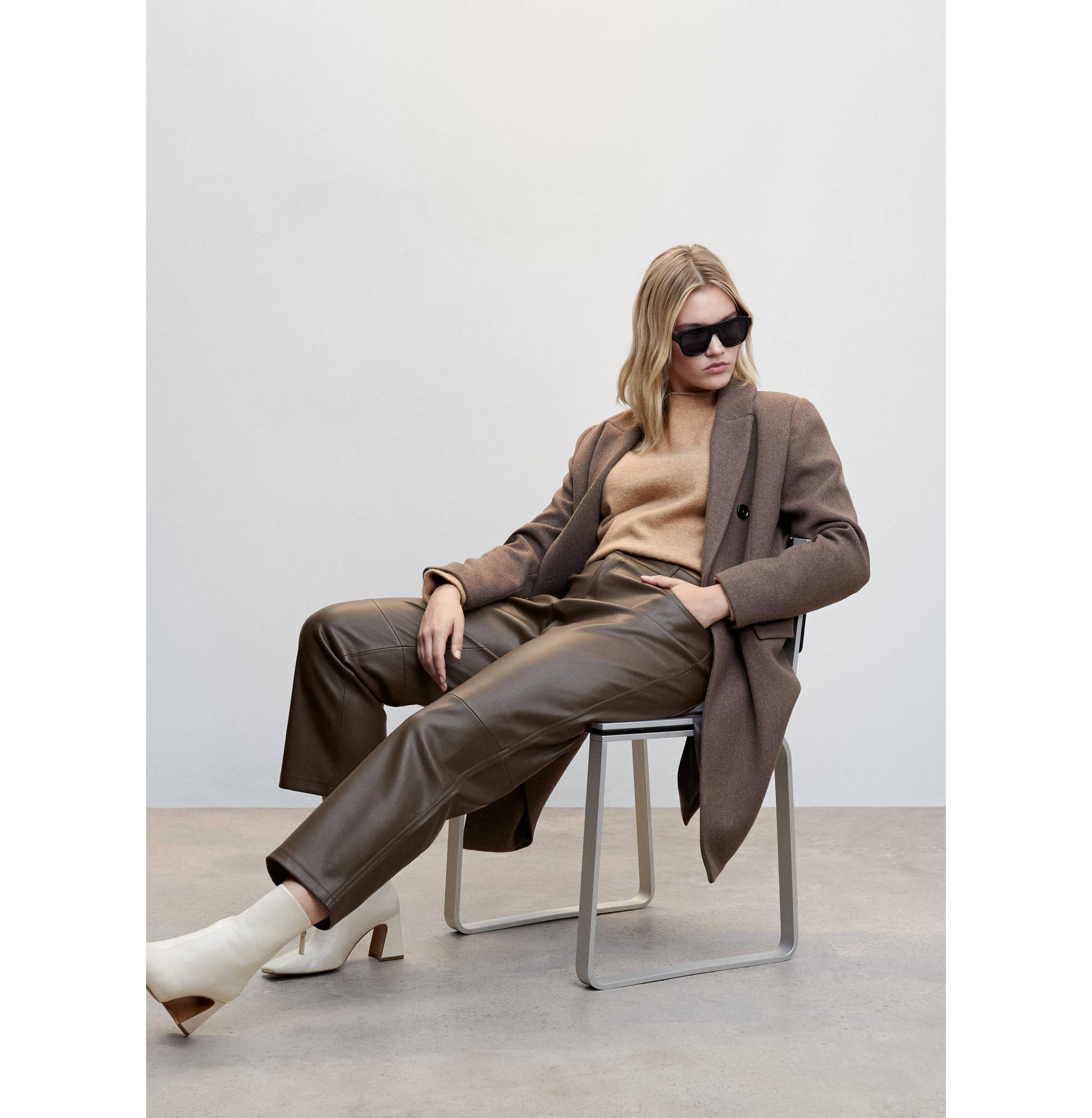 Straight-leg faux-leather trousers - Details of the article 4