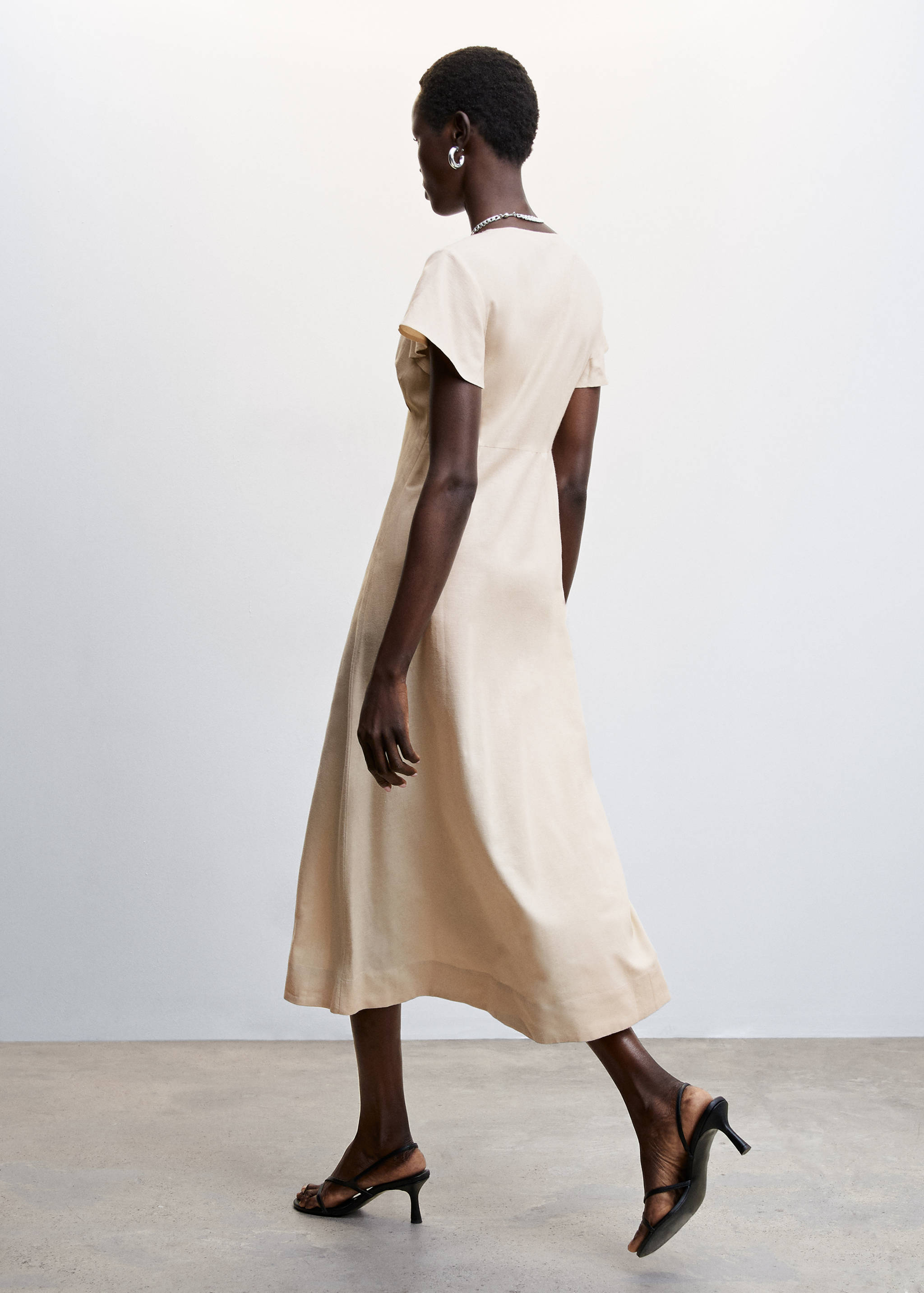 V-neckline dress - Reverse of the article