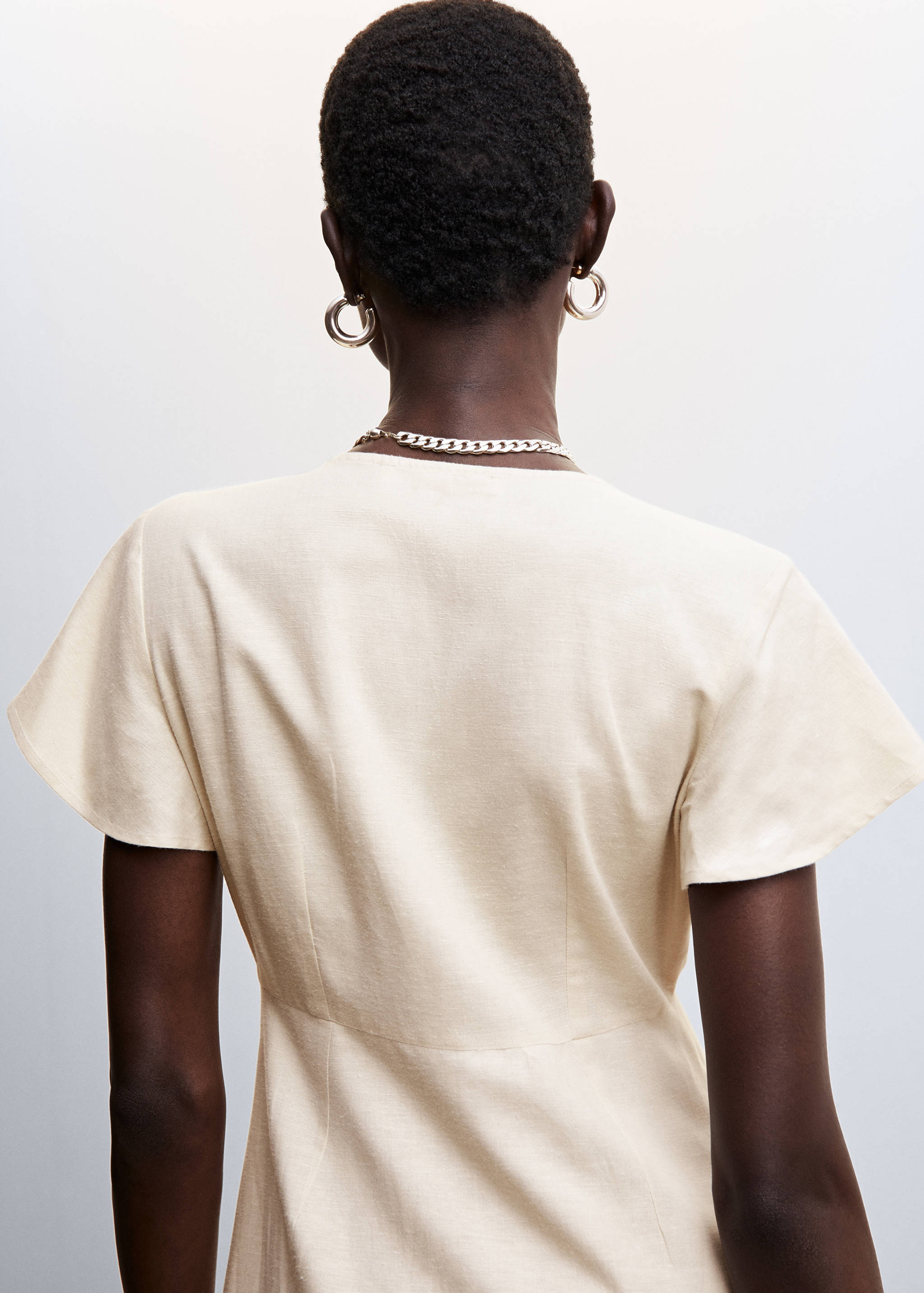 V-neckline dress - Details of the article 6