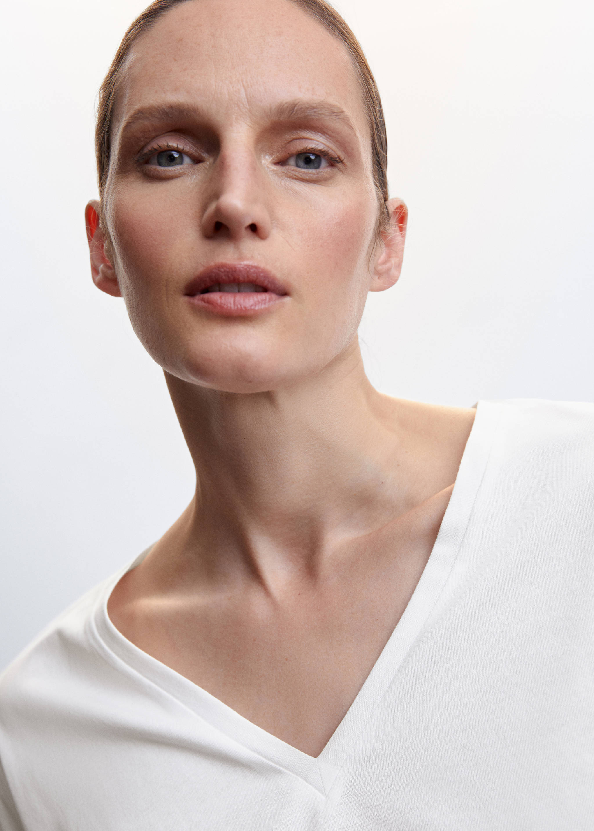 V-neck cotton T-shirt - Details of the article 1