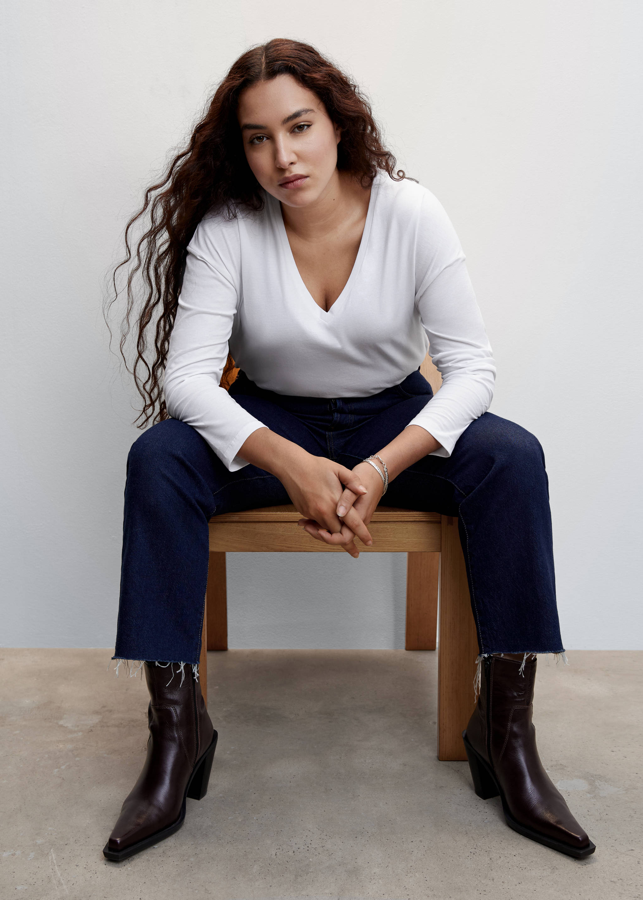 V-neck cotton T-shirt - Details of the article 4