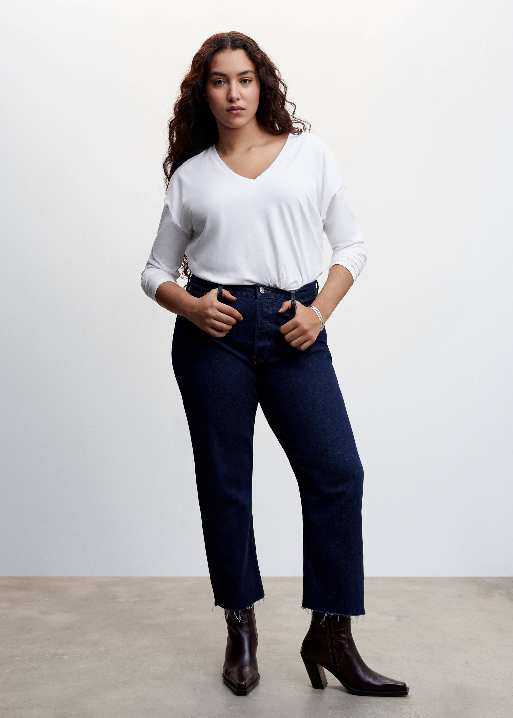 V-neck cotton T-shirt - Details of the article 3