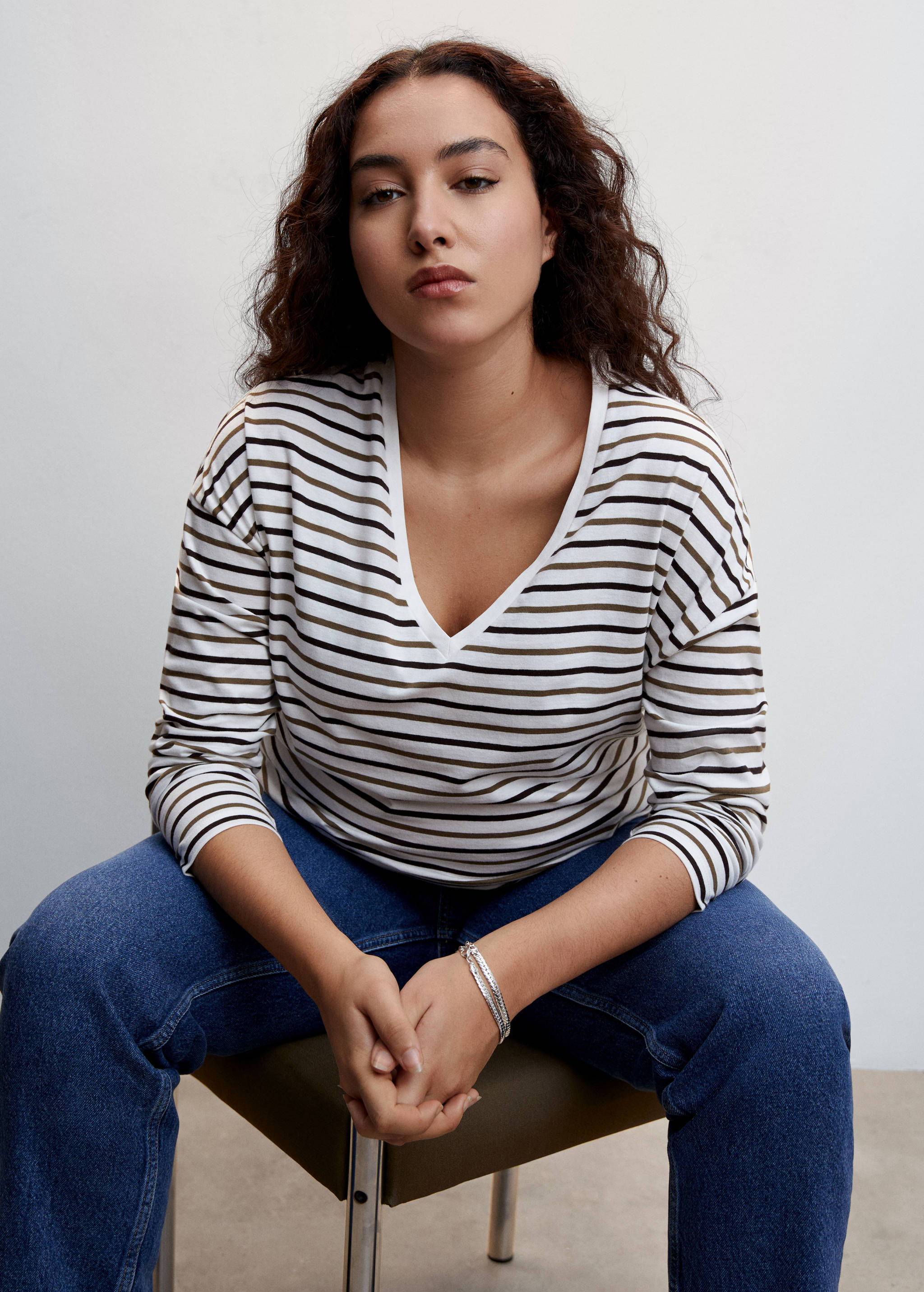 V-neck cotton T-shirt - Details of the article 4