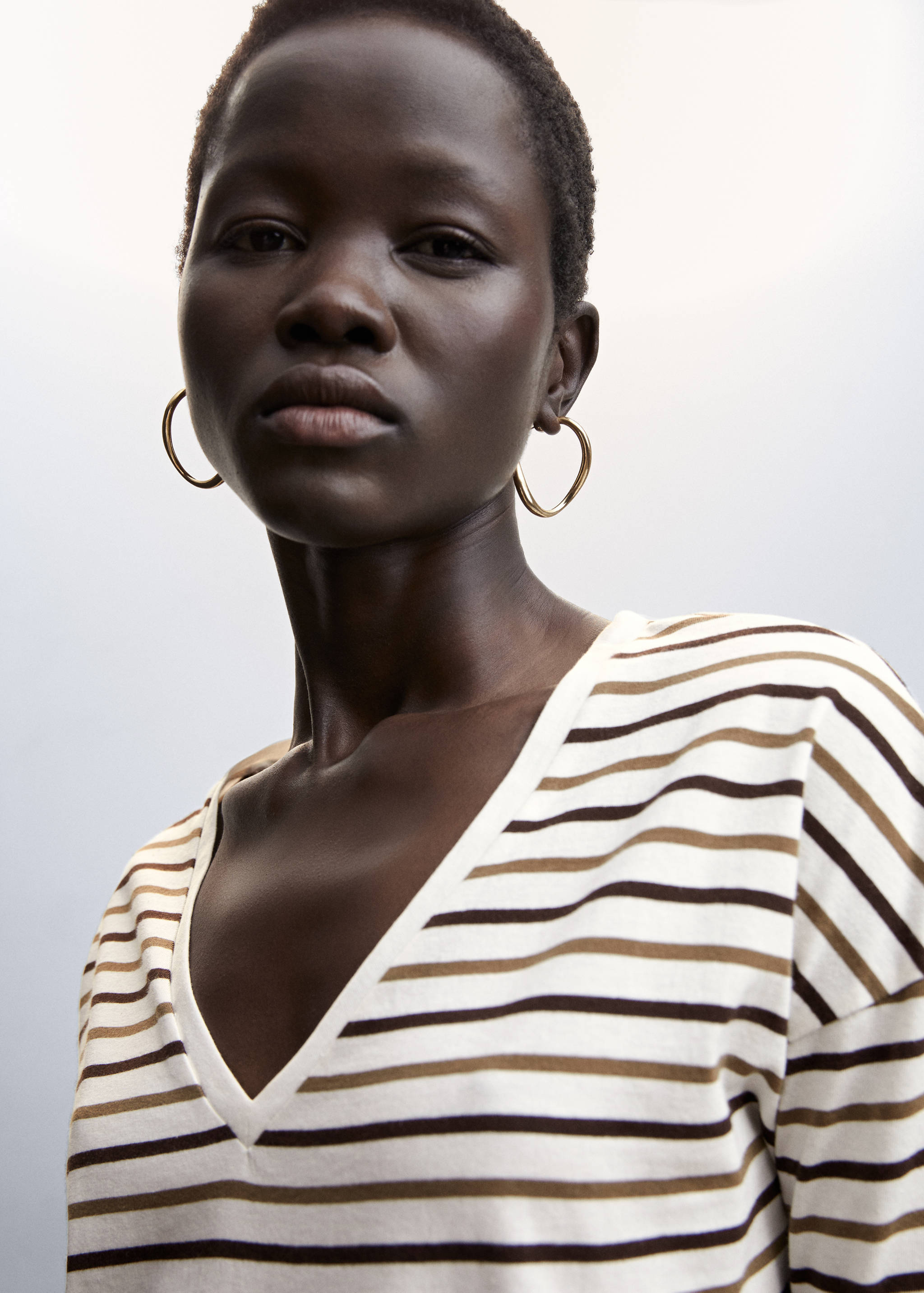 V-neck cotton T-shirt - Details of the article 2