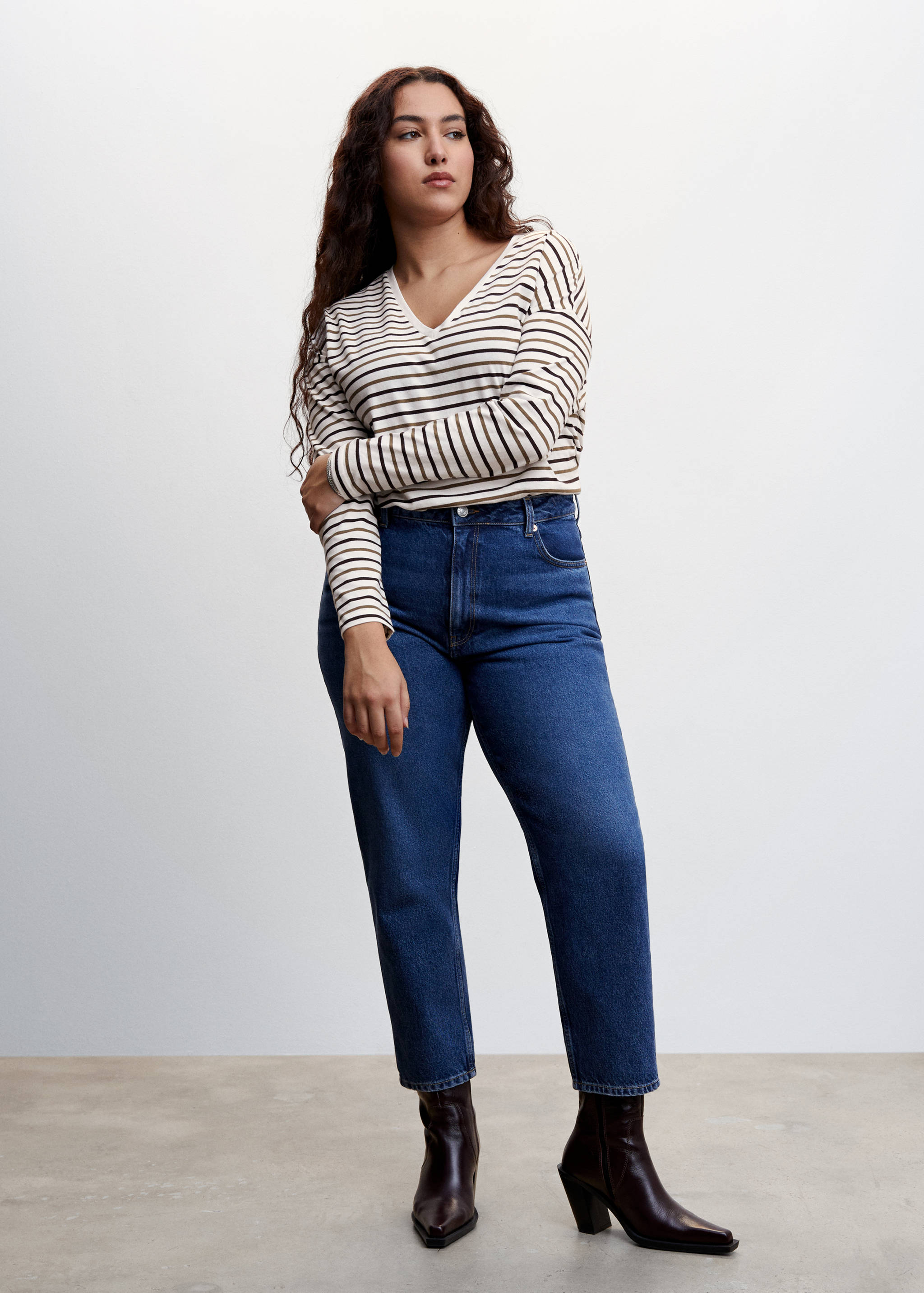 V-neck cotton T-shirt - Details of the article 3