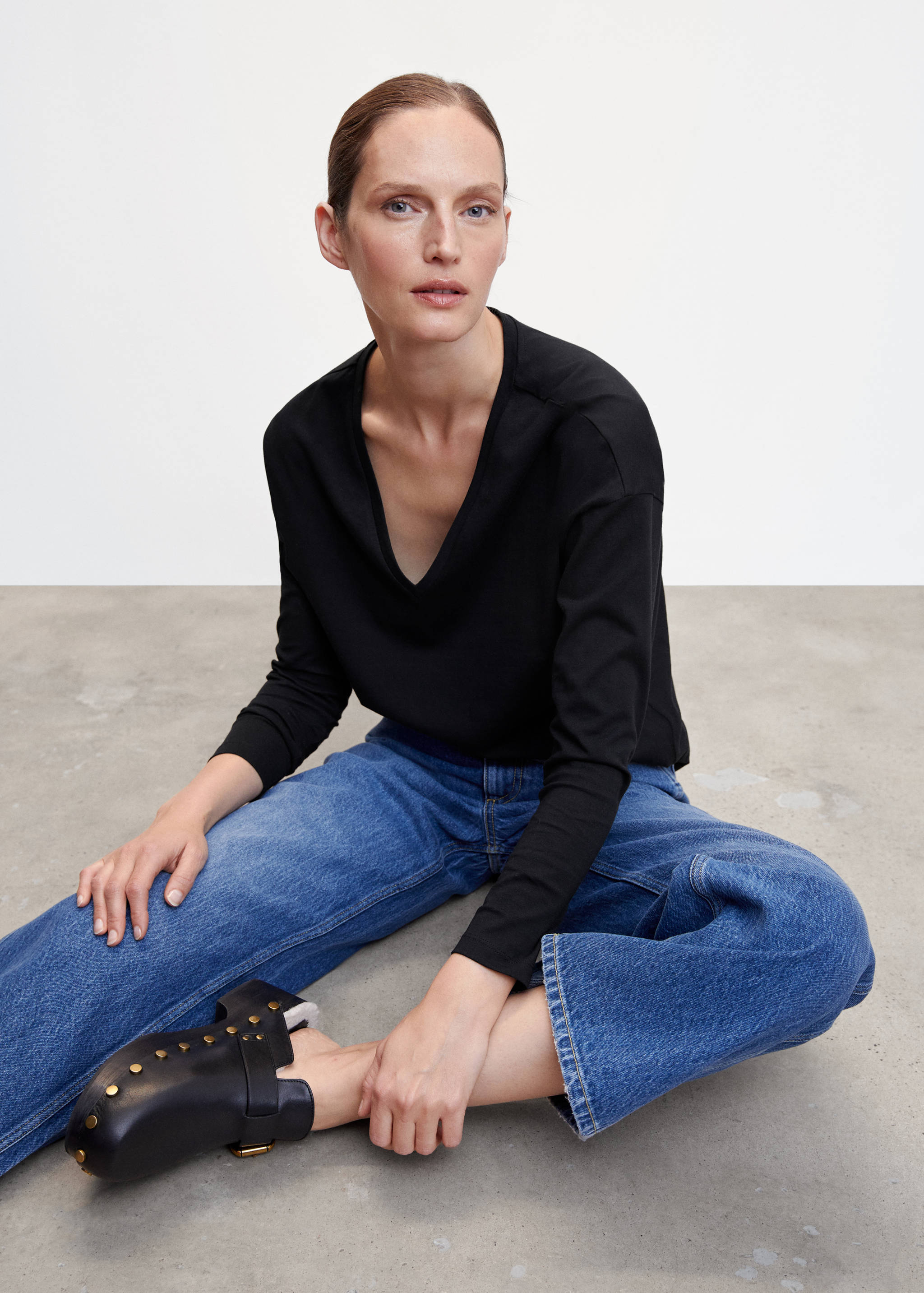 V-neck cotton T-shirt - Details of the article 1