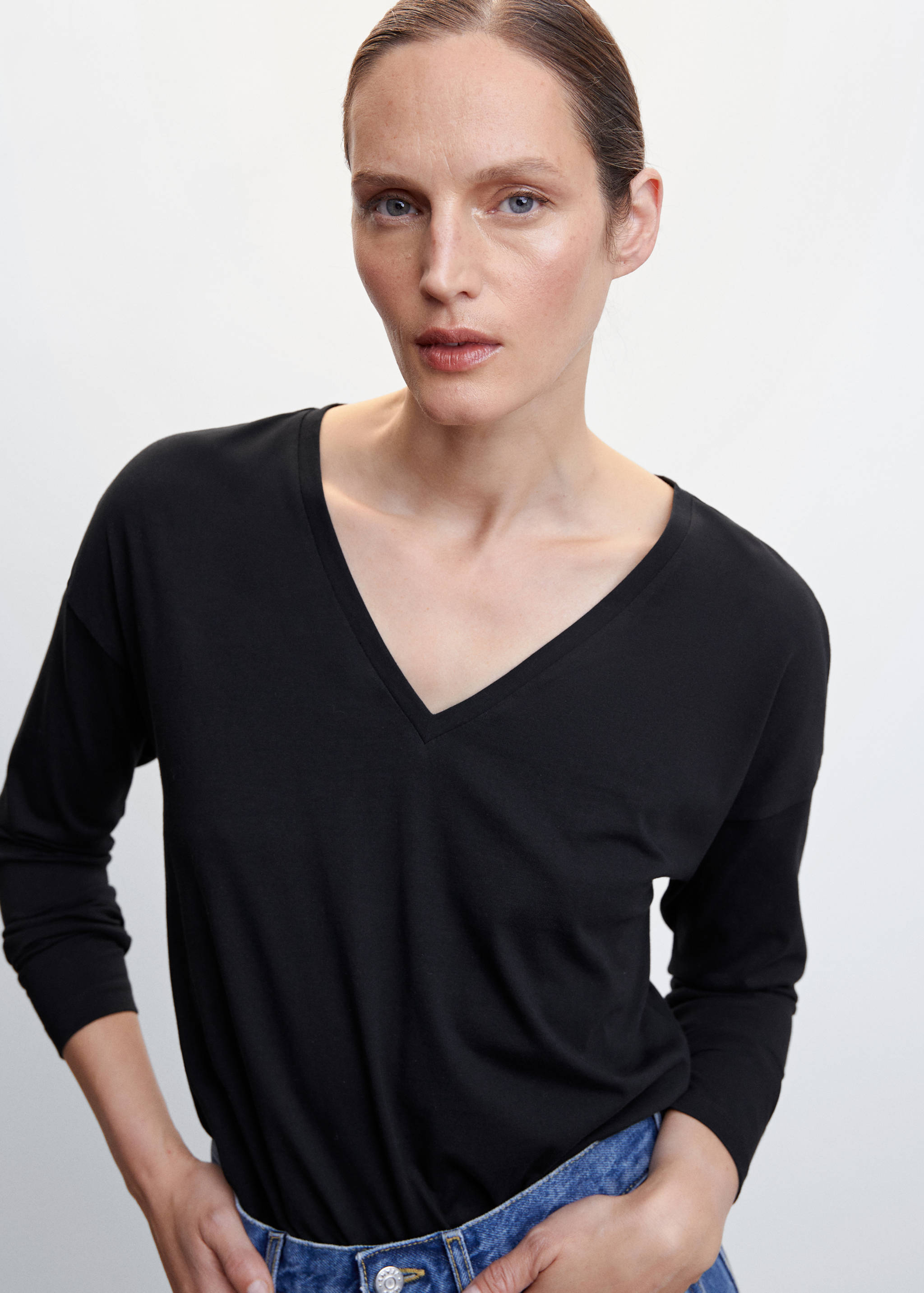 V-neck cotton T-shirt - Details of the article 6