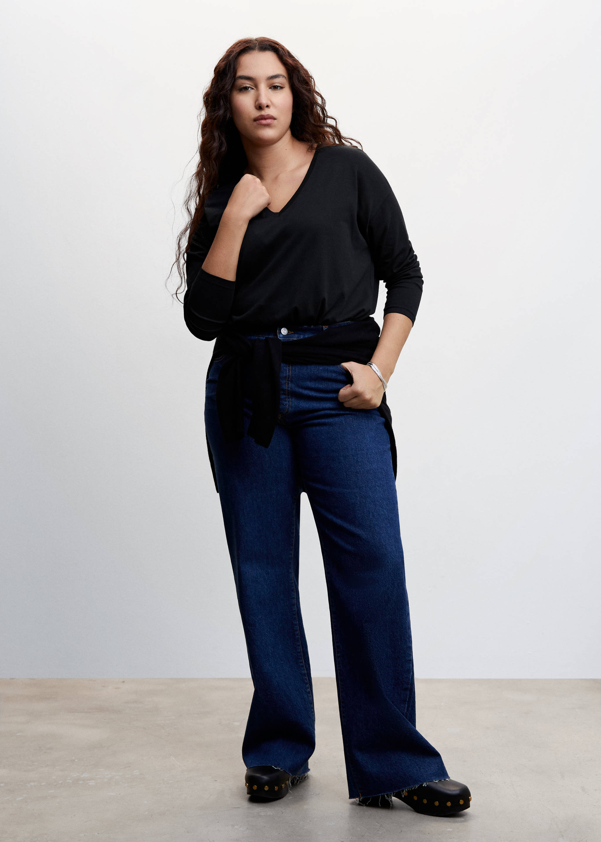 V-neck cotton T-shirt - Details of the article 3