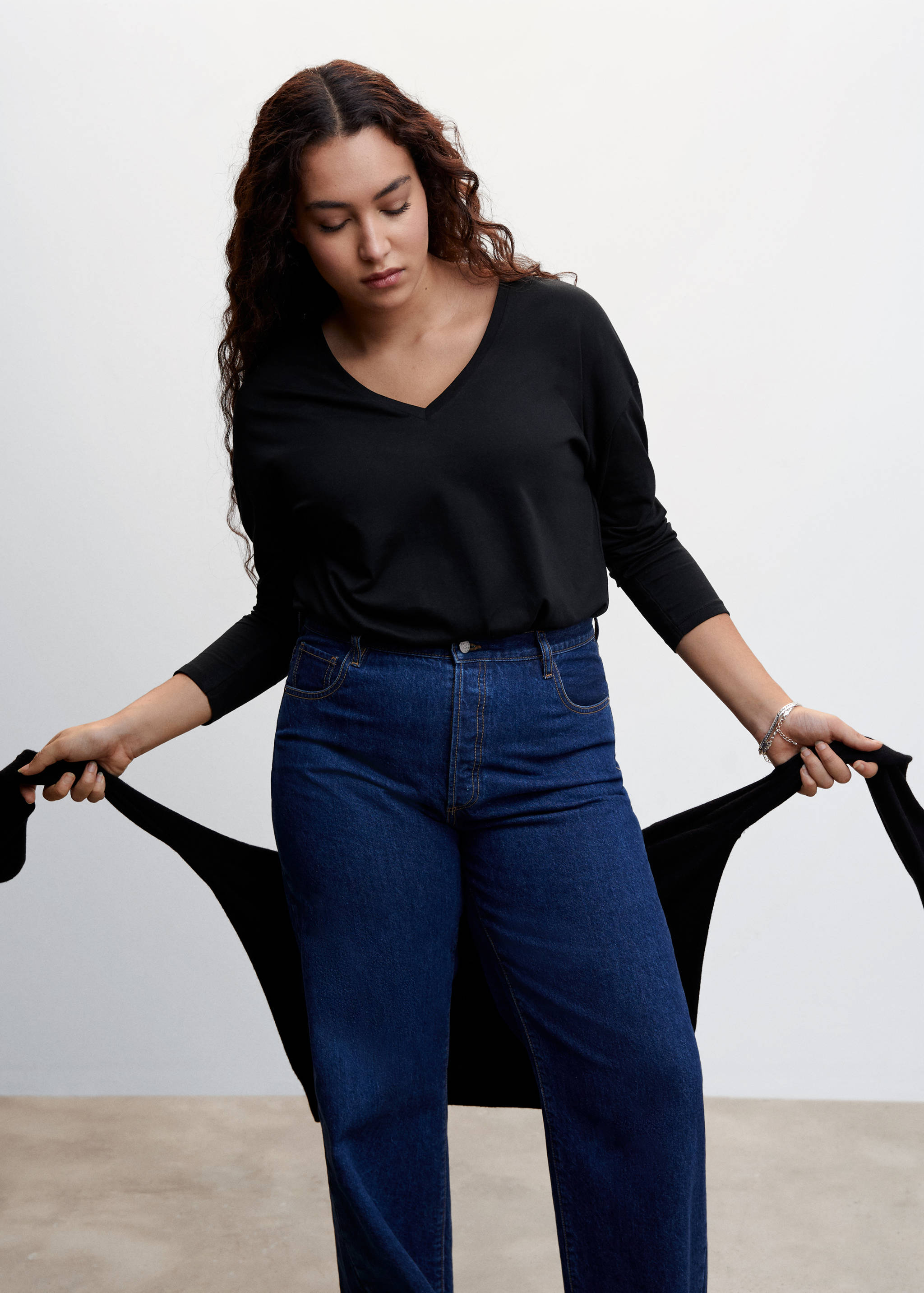 V-neck cotton T-shirt - Details of the article 5