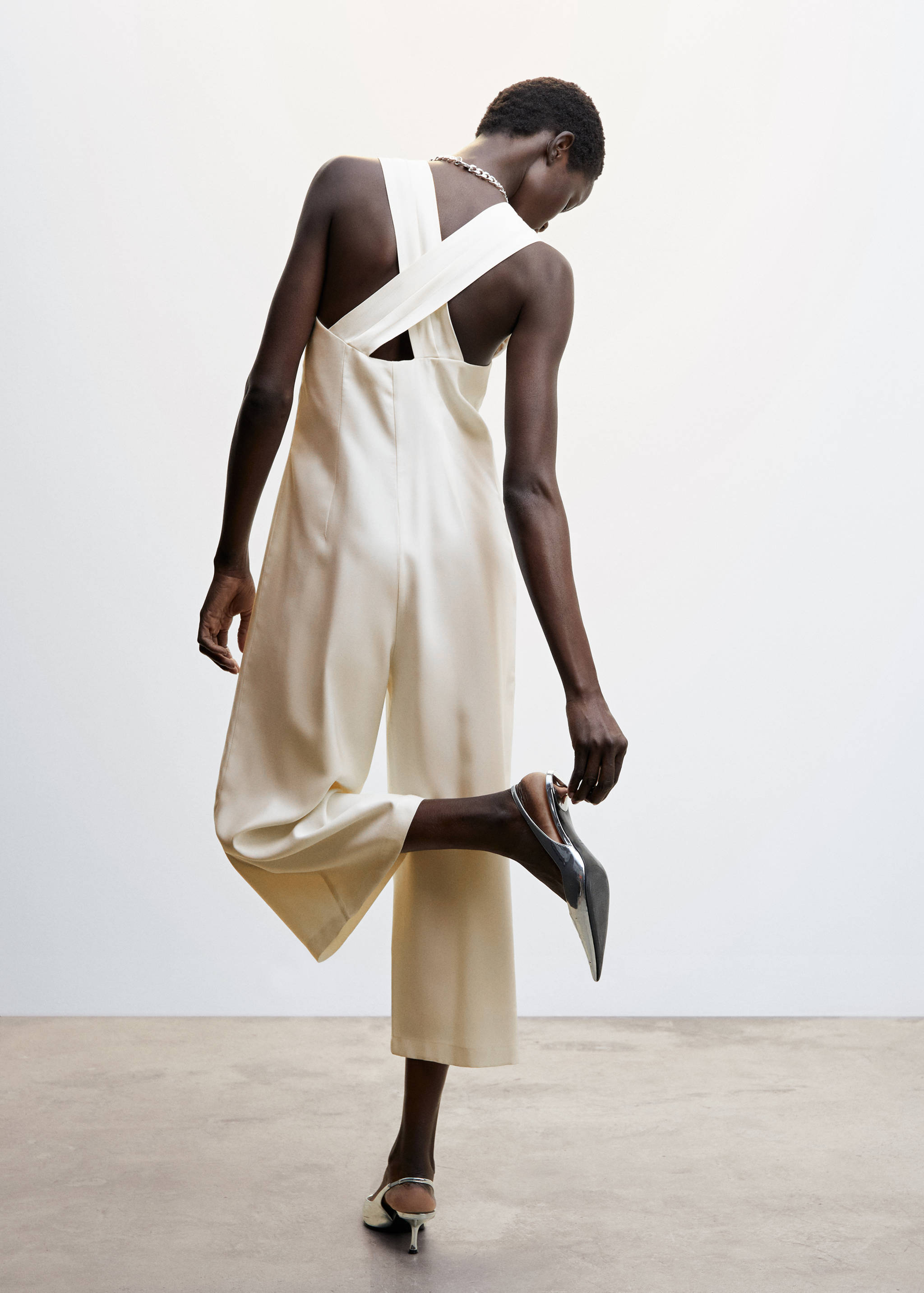 Kurzer Jumpsuit mit Wickeldesign - Rückseite des Artikels