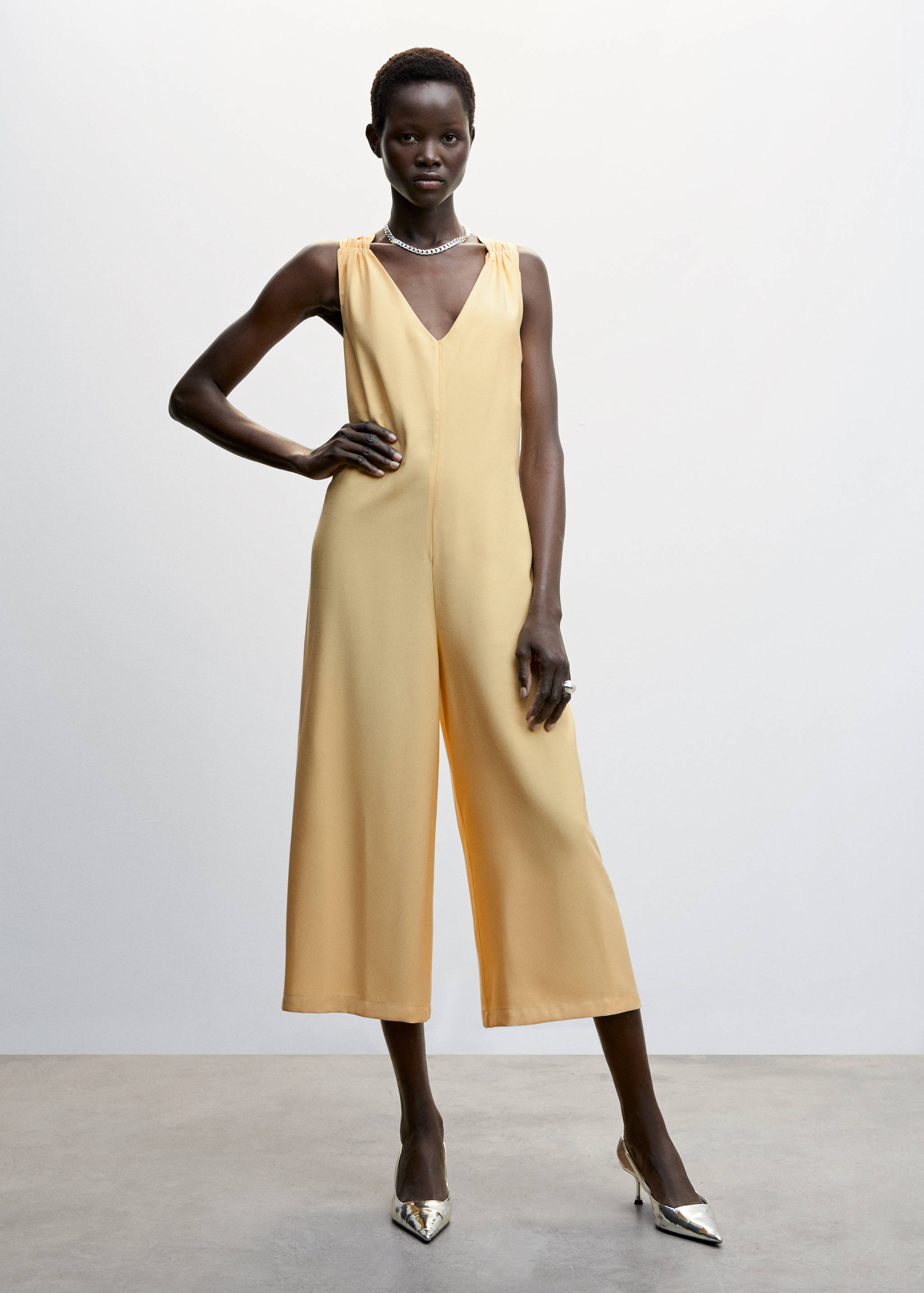 Kurzer Jumpsuit mit Wickeldesign - Allgemeine Ansicht