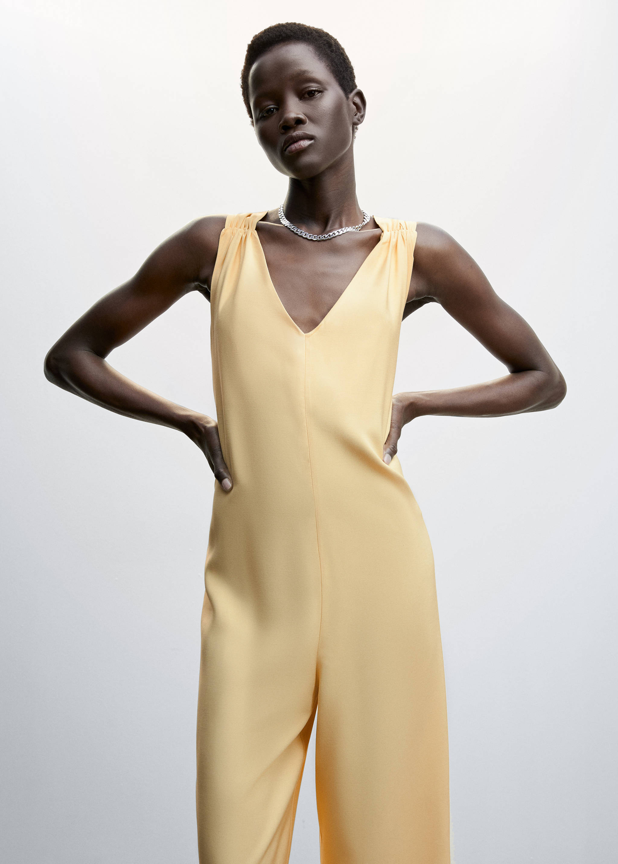 Kurzer Jumpsuit mit Wickeldesign - Mittlere Ansicht