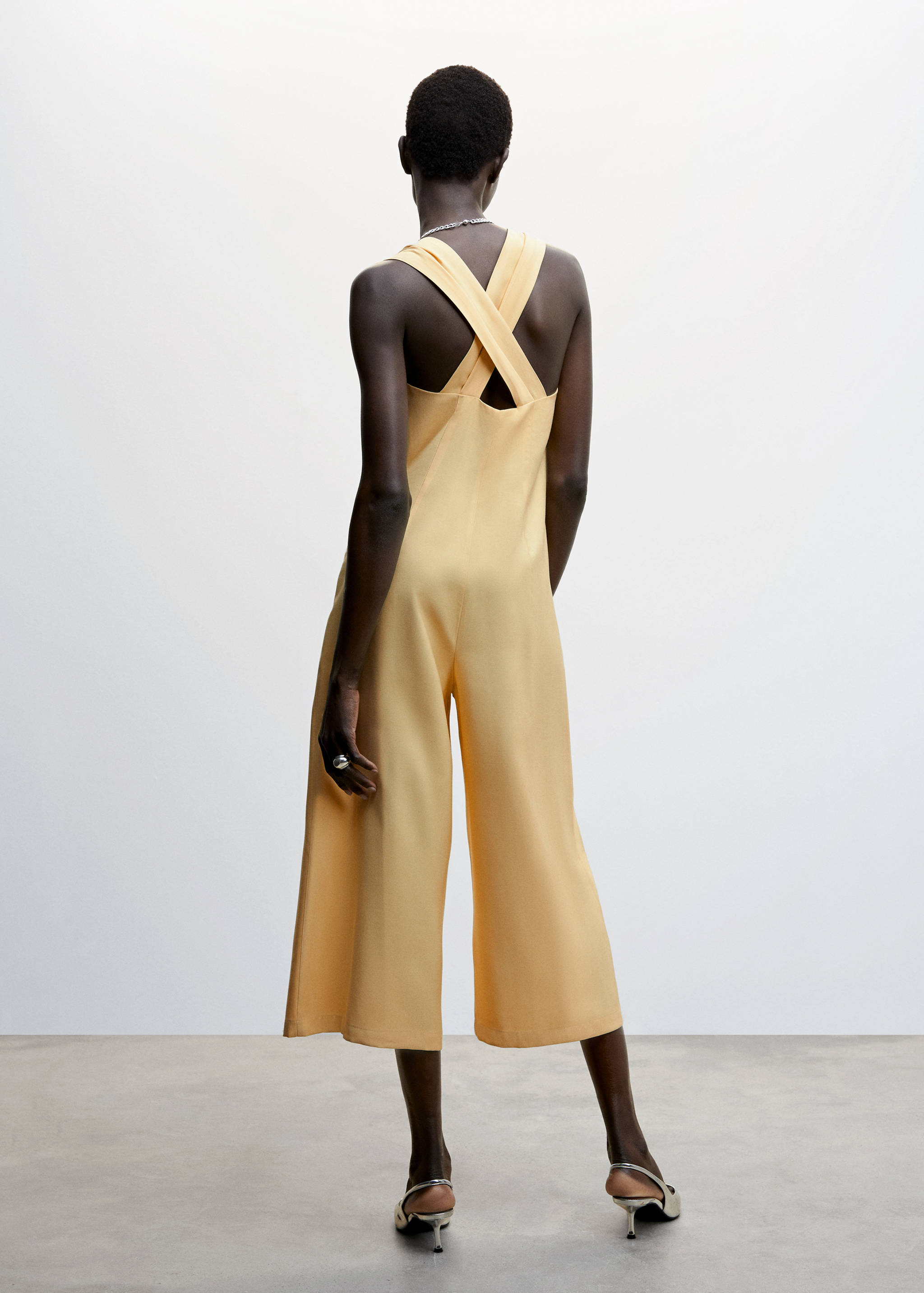 Kurzer Jumpsuit mit Wickeldesign - Rückseite des Artikels