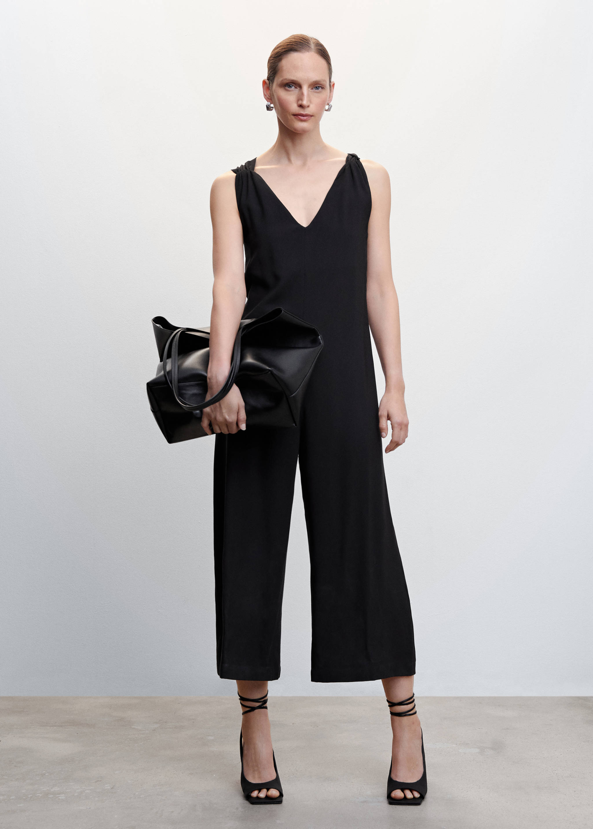 Kurzer Jumpsuit mit Wickeldesign - Allgemeine Ansicht