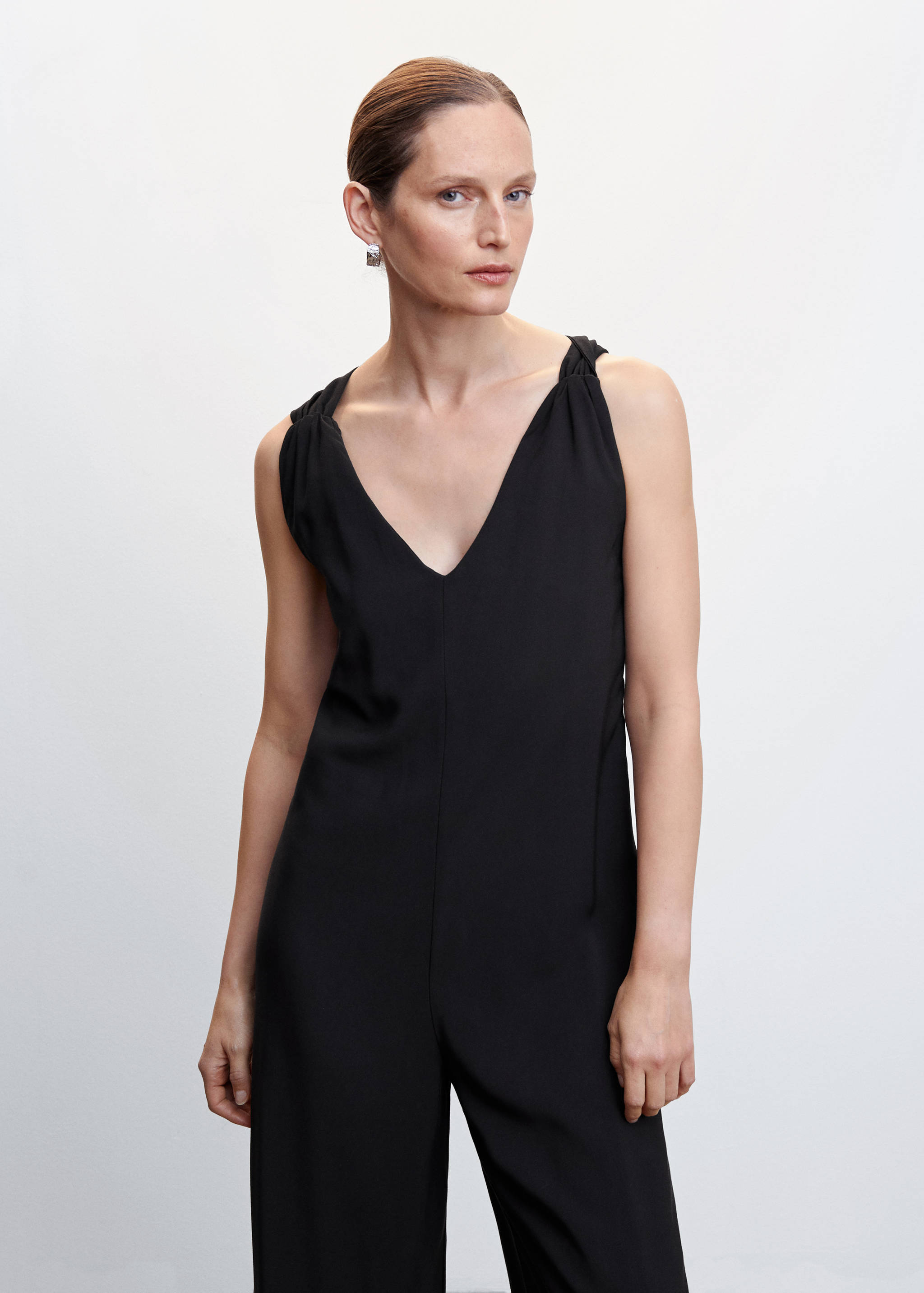 Kurzer Jumpsuit mit Wickeldesign - Mittlere Ansicht