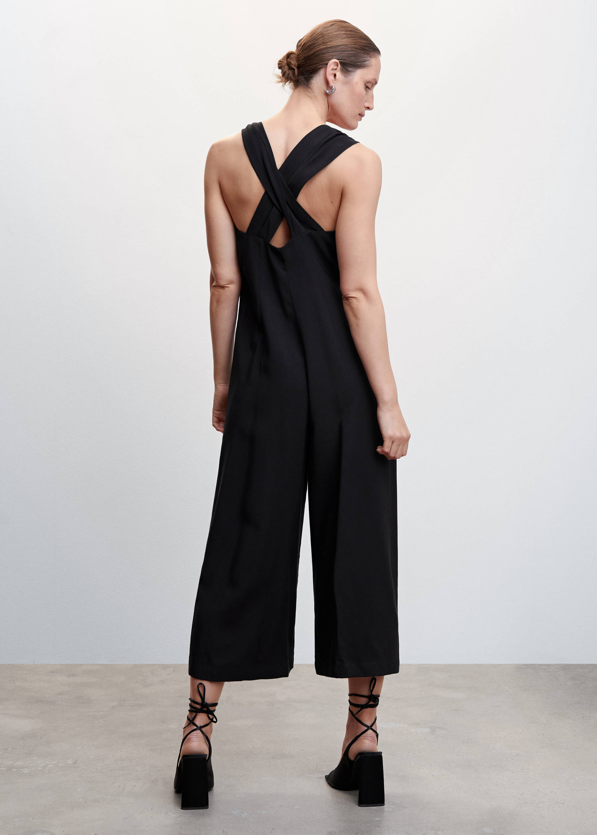 Kurzer Jumpsuit mit Wickeldesign - Rückseite des Artikels