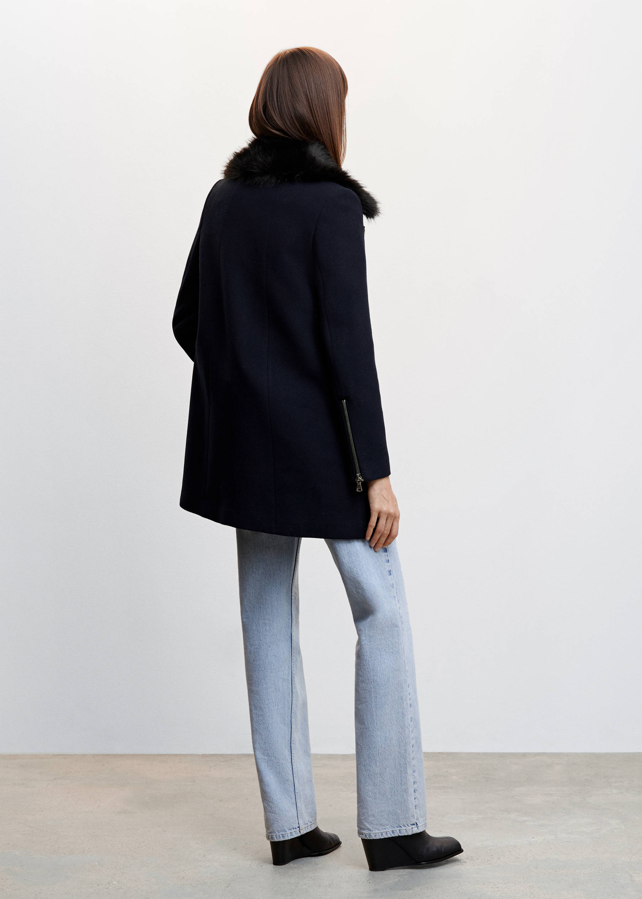 Mantel mit abnehmbarem Kunstfellkragen - Rückseite des Artikels