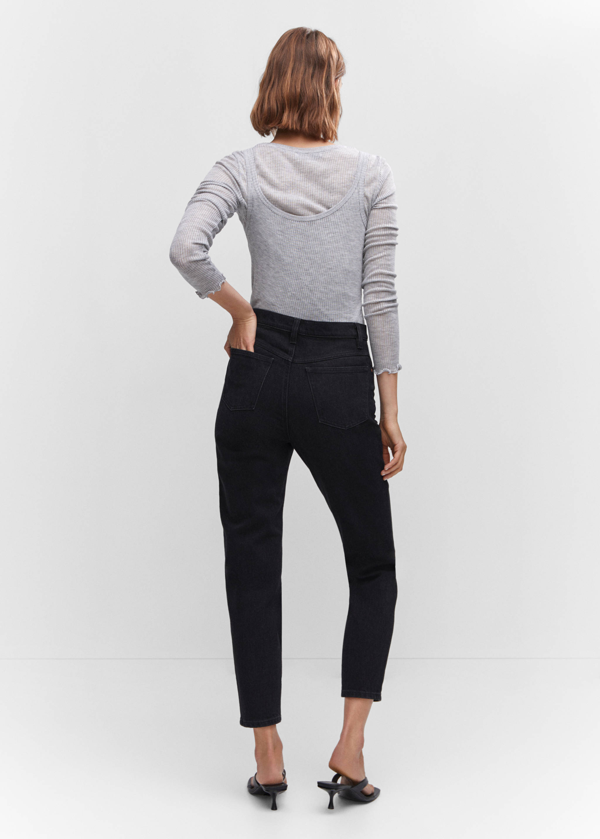 Comfort Mom-Jeans mit hoher Bundhöhe - Rückseite des Artikels