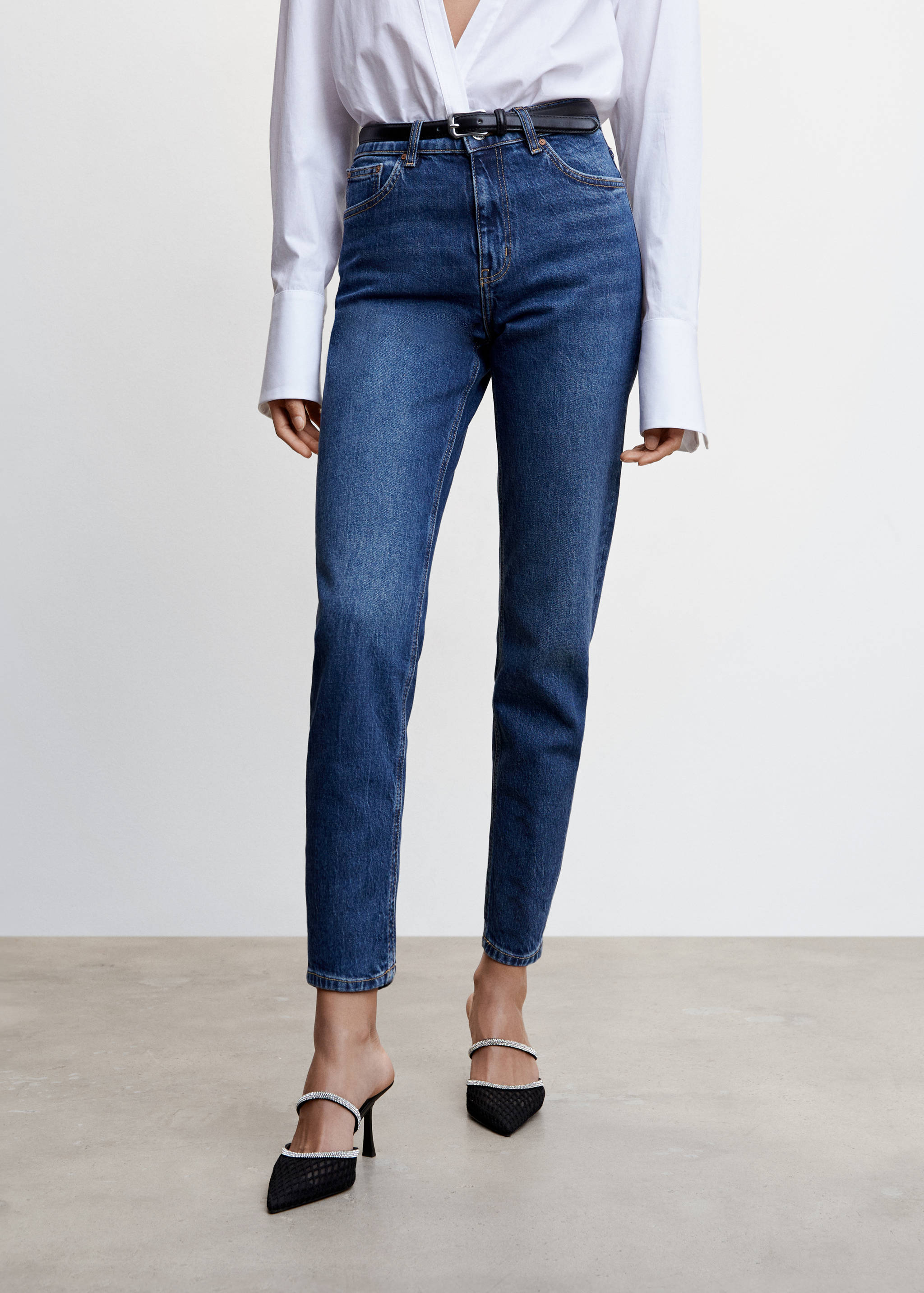 Comfort Mom-Jeans mit hoher Bundhöhe - Mittlere Ansicht