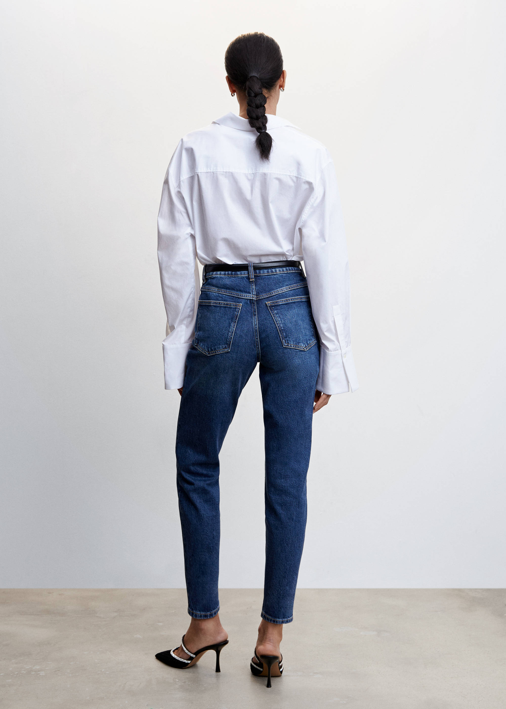 Comfort Mom-Jeans mit hoher Bundhöhe - Rückseite des Artikels