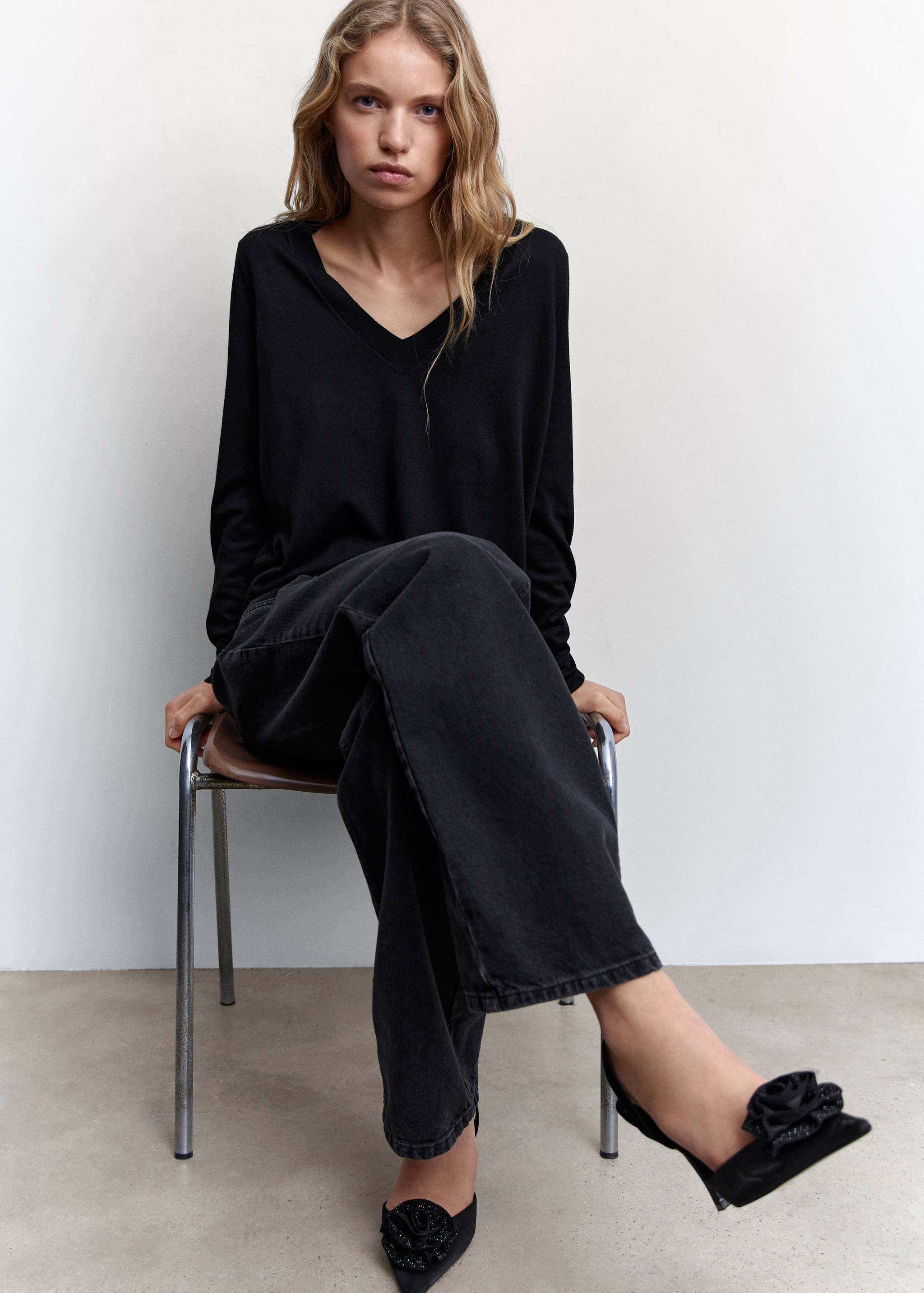Fine-knit V-neck sweater - Details of the article 6
