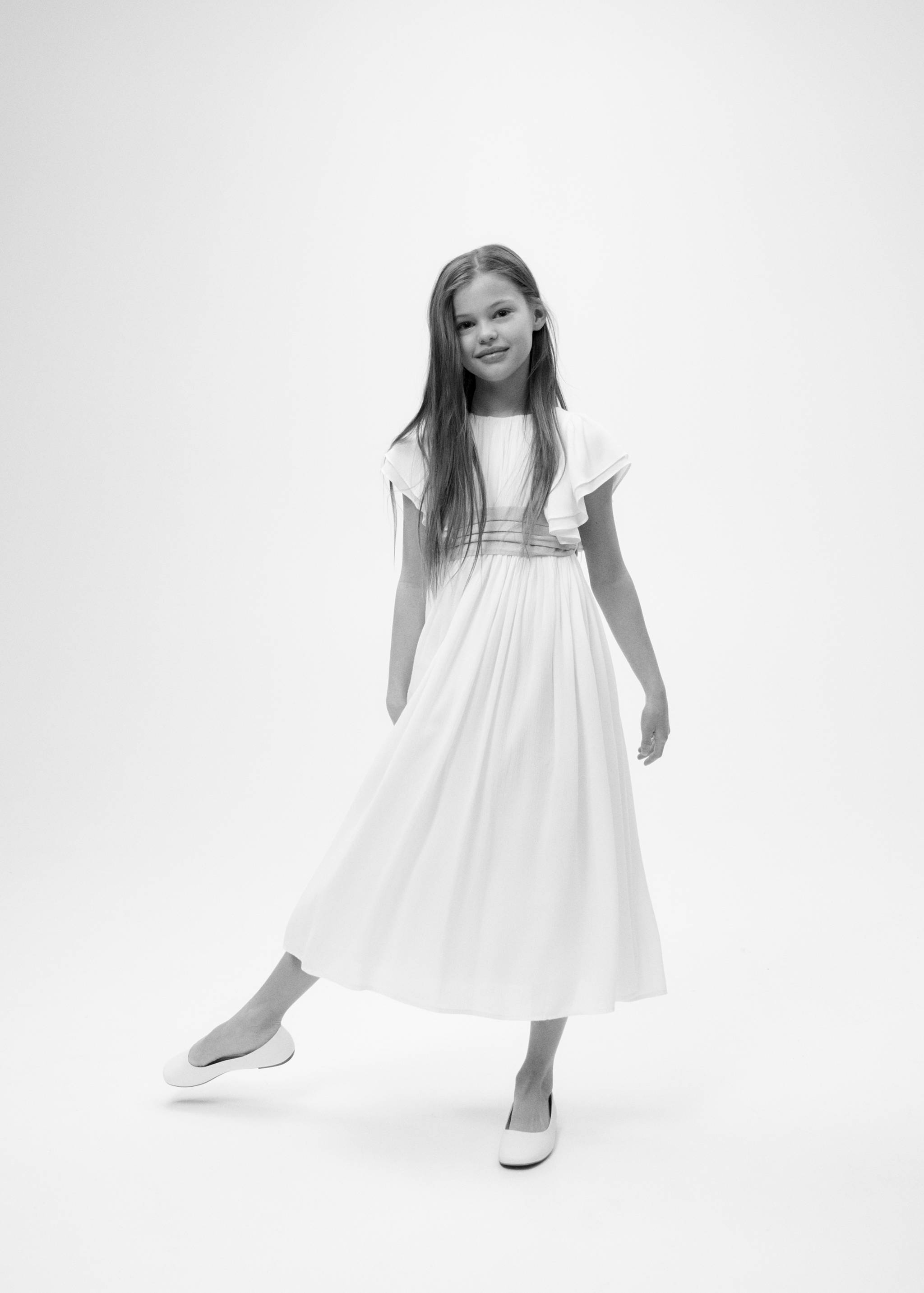 Ruffled sleeve dress - General plane