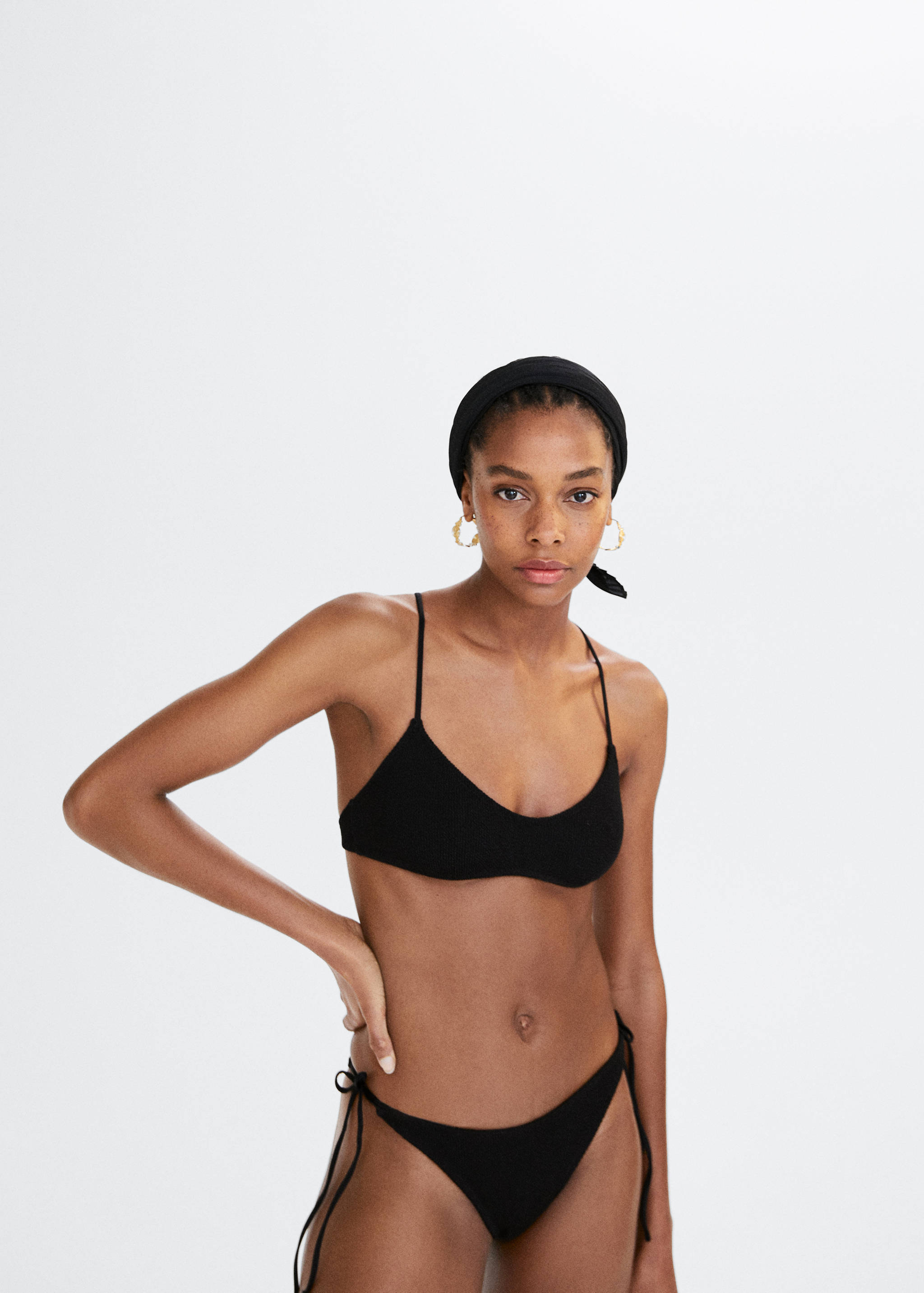 Top bikini espalda cruzada - Plano medio