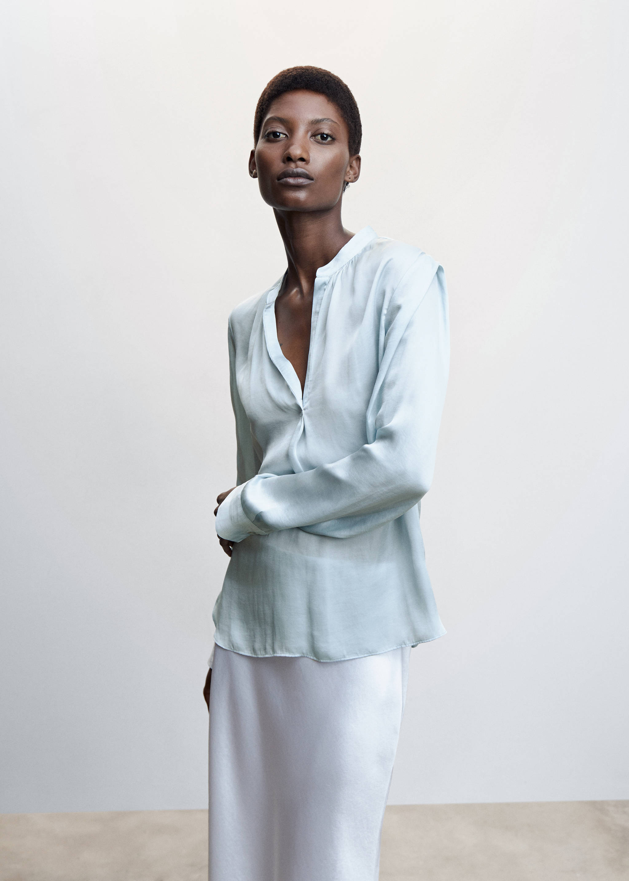 Saténová blůza se stojáčkem - Náhled ve středové rovině