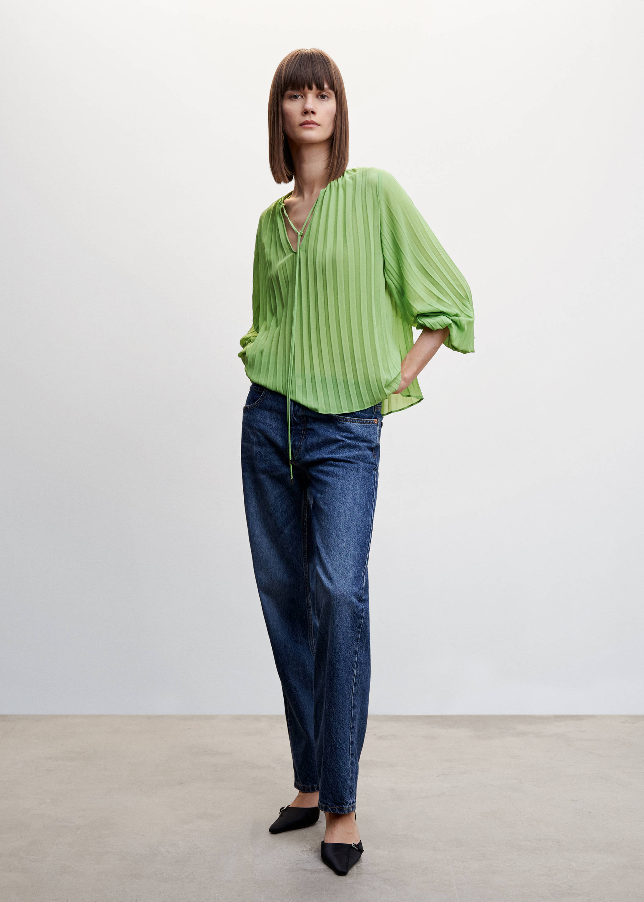 Pleated blouse with puffed sleeves - General plane