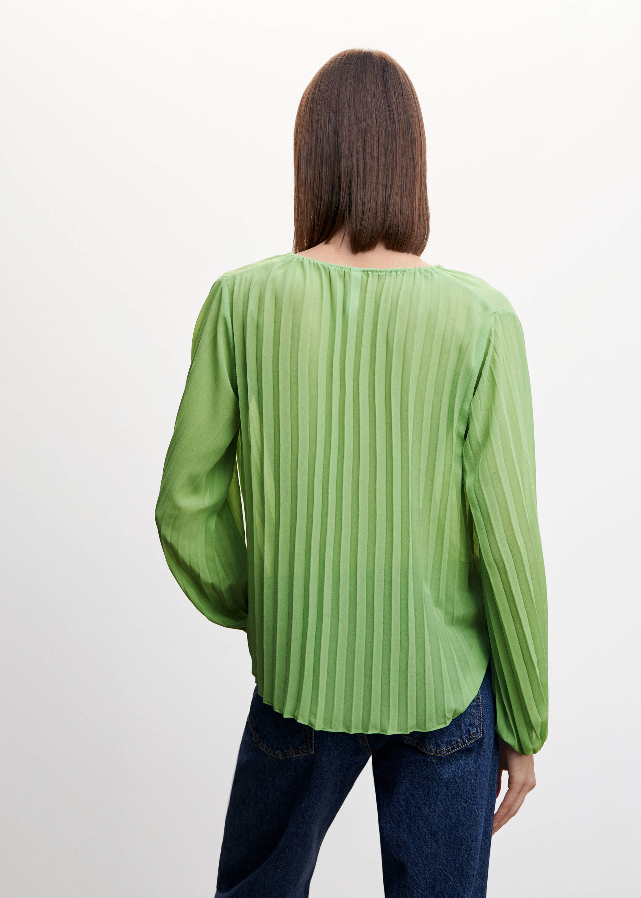 Pleated blouse with puffed sleeves - Reverse of the article