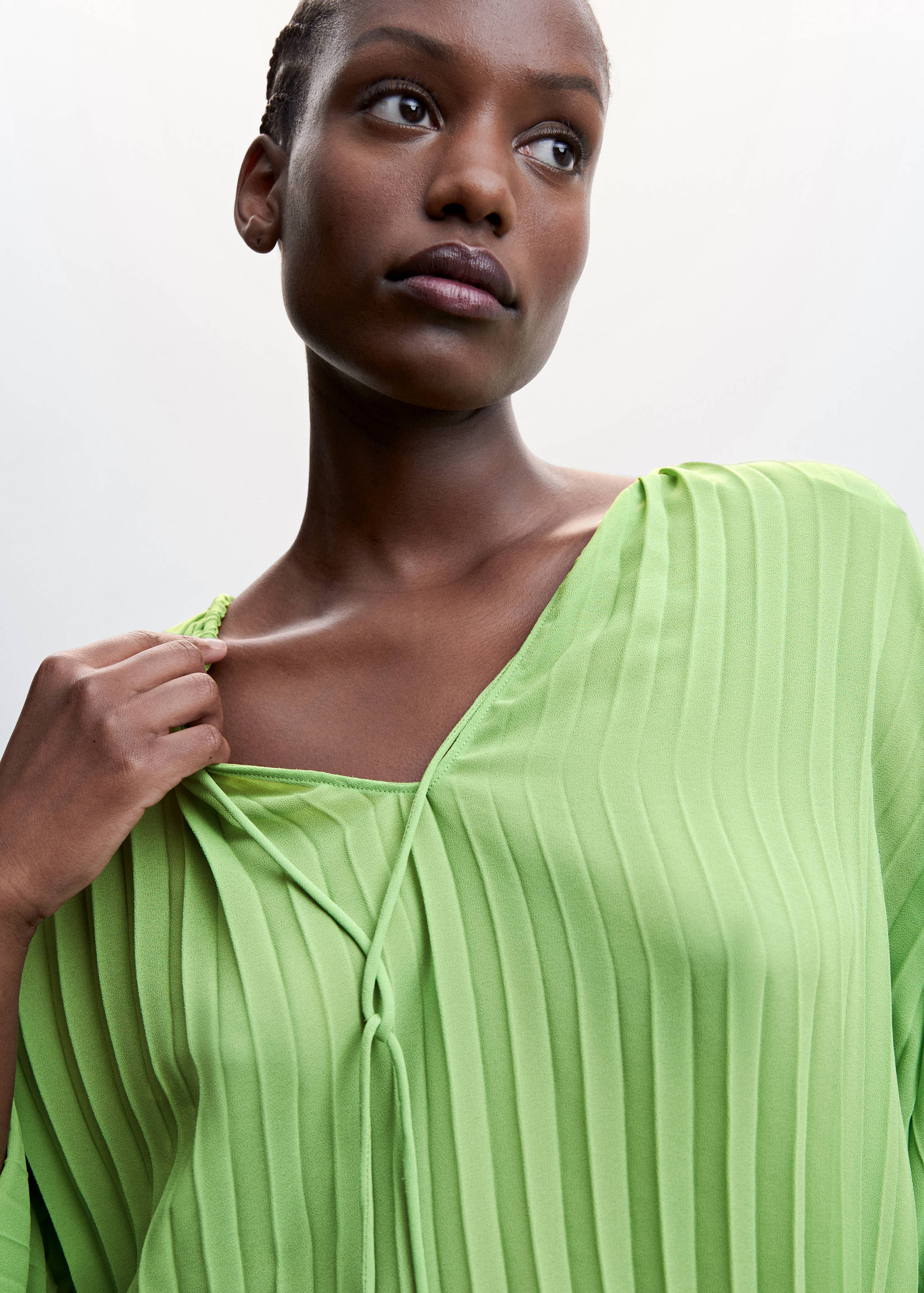 Pleated blouse with puffed sleeves - Details of the article 4