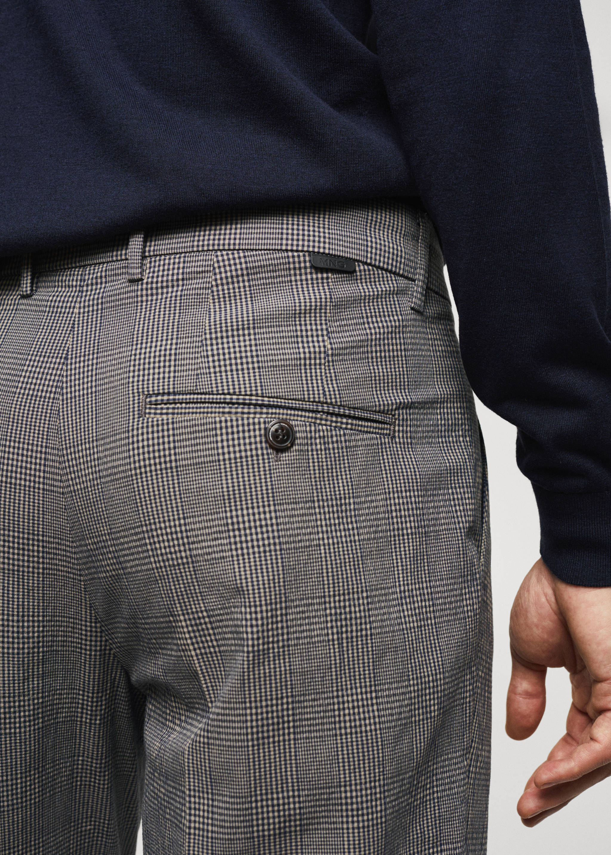 Check pleated trousers - Details of the article 6