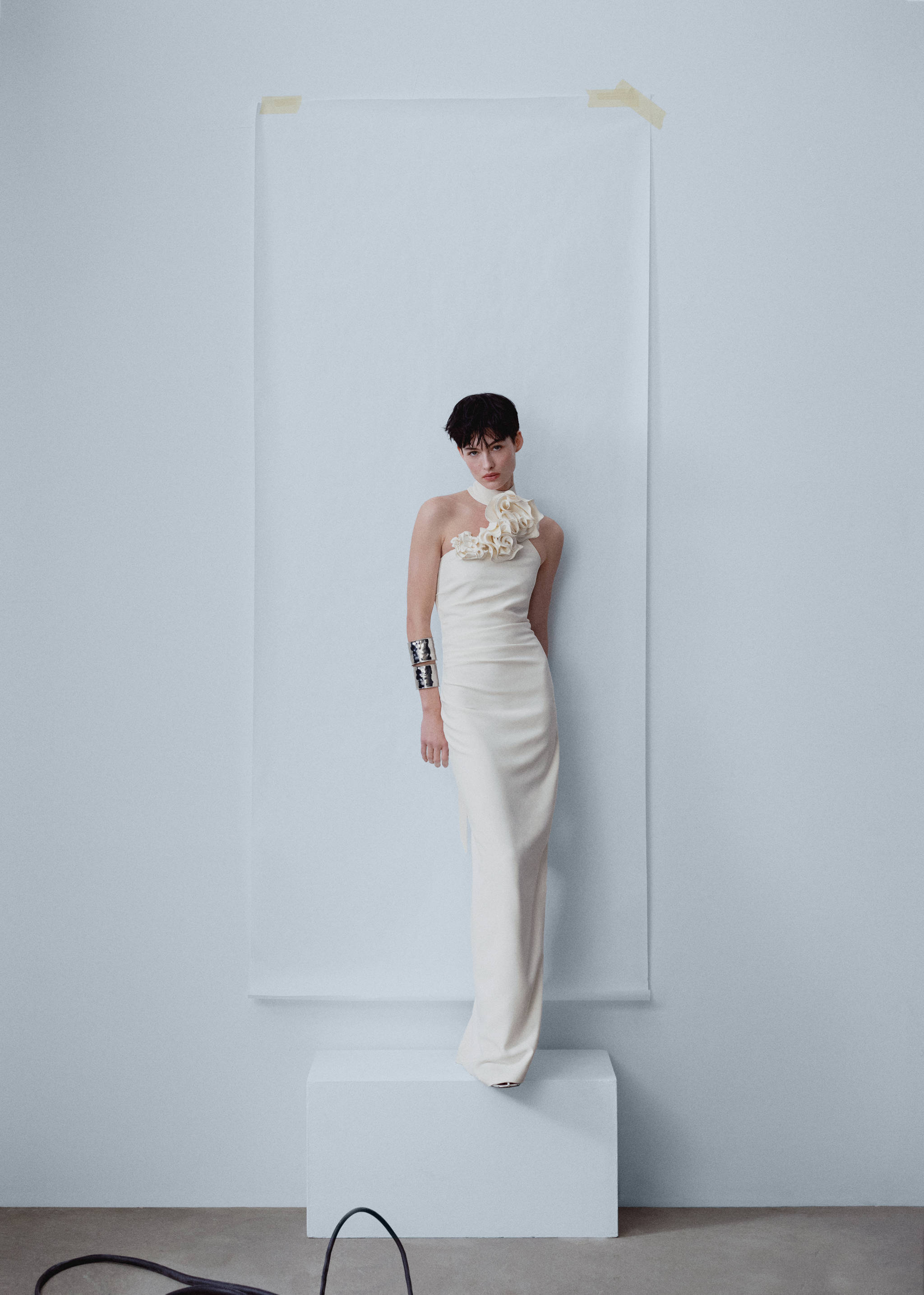 Vestido com maxiflor e abertura - Plano geral