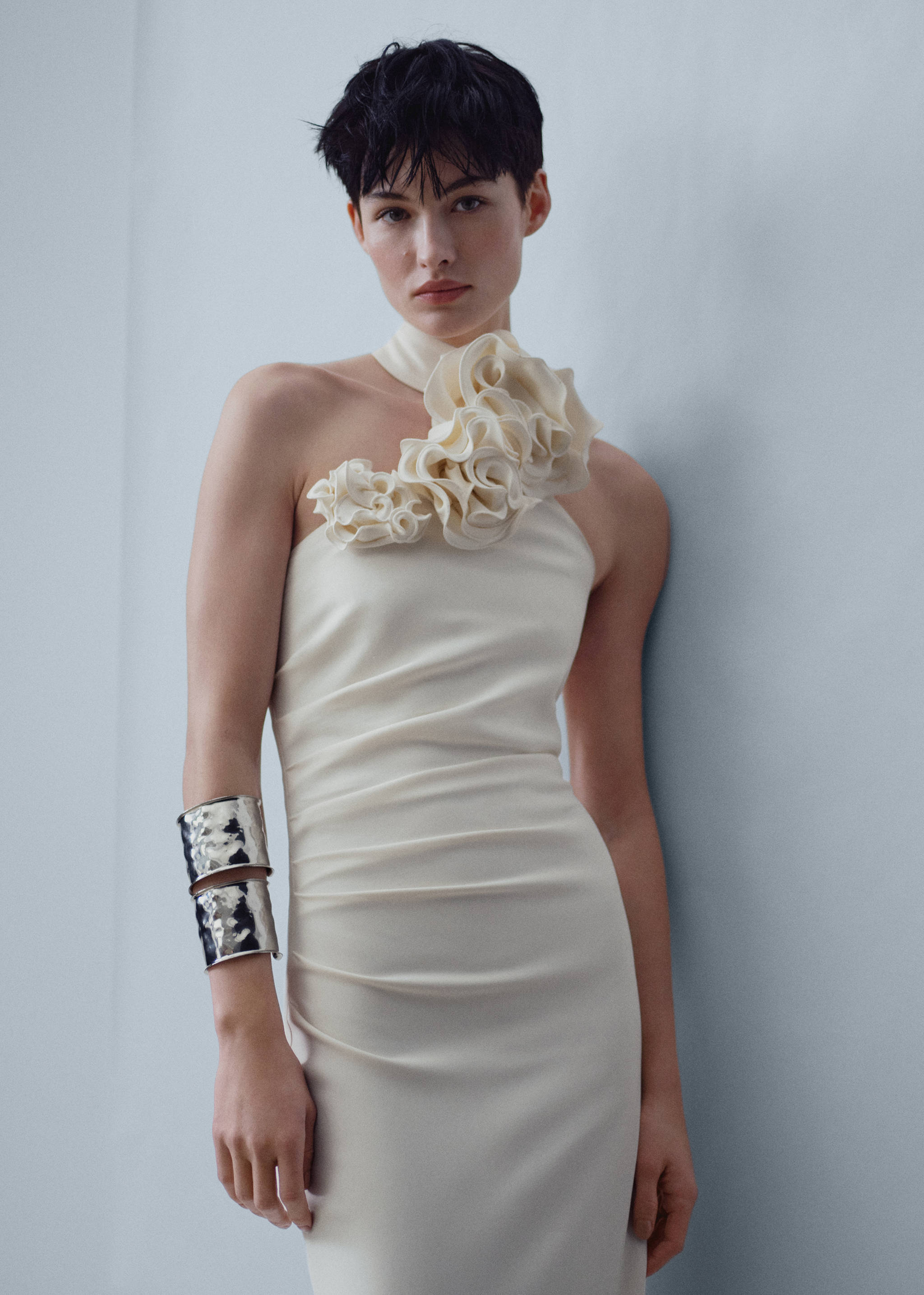 Vestido com maxiflor e abertura - Plano médio