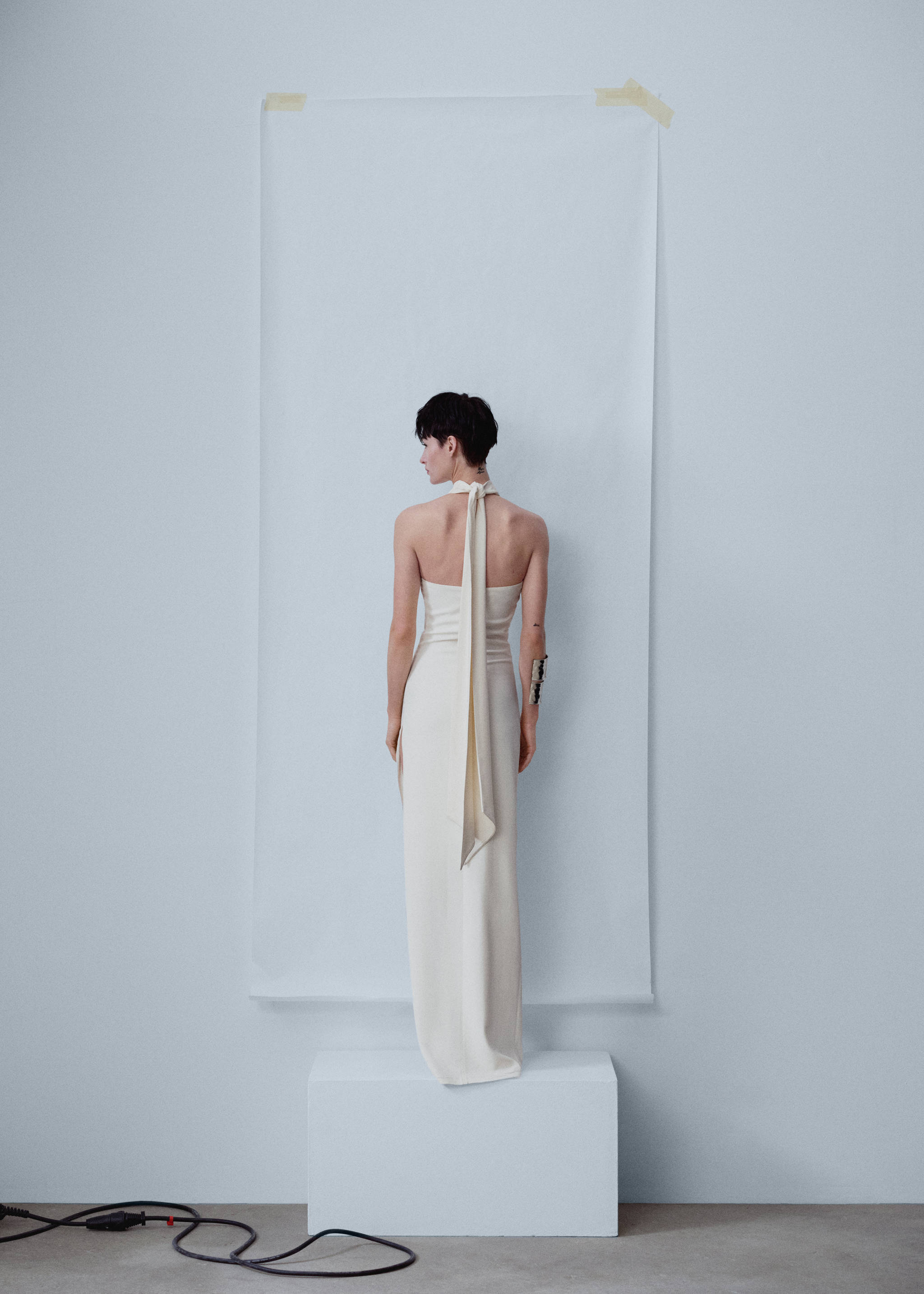 Vestido com maxiflor e abertura - Verso do artigo